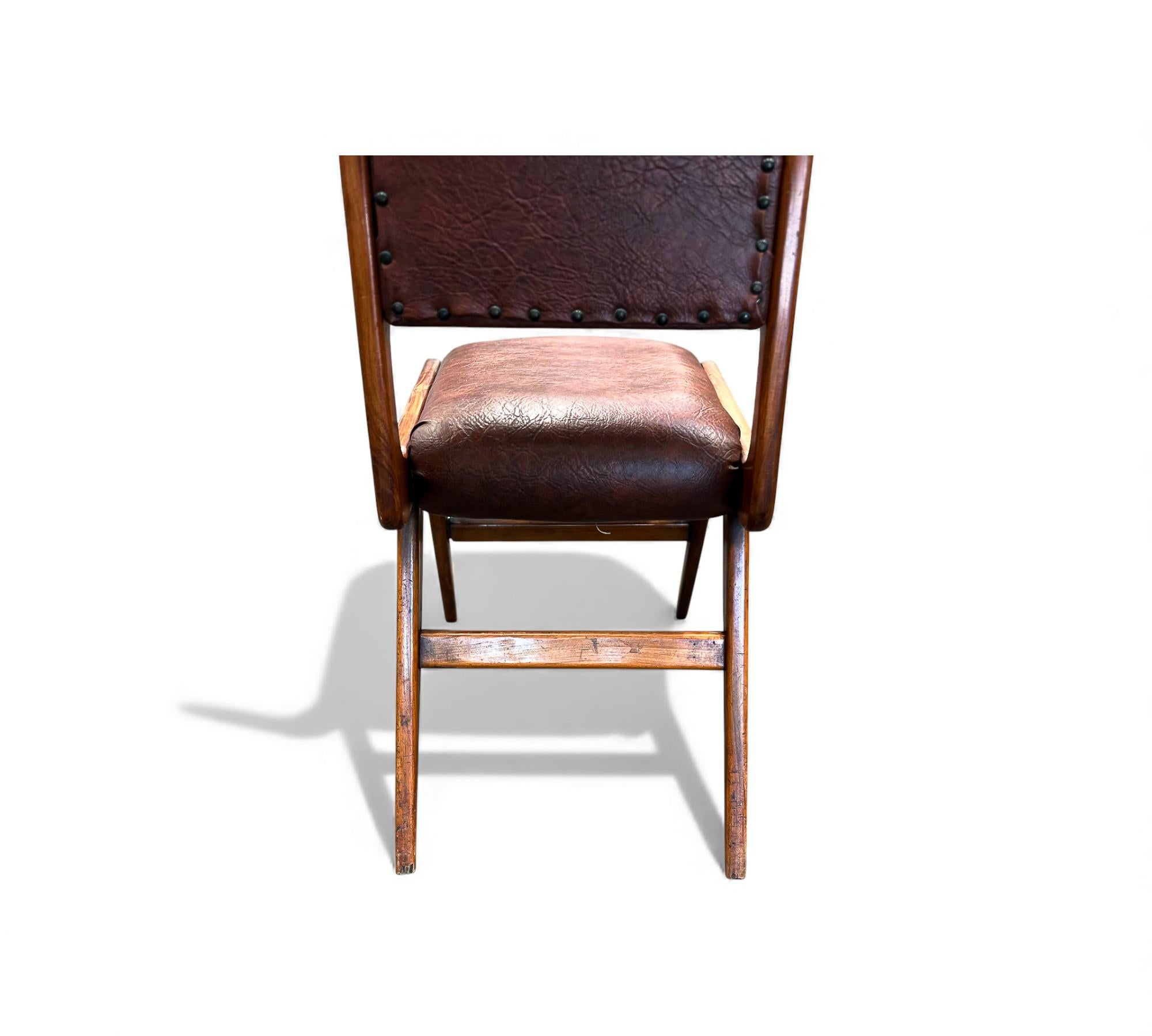 Brazilian Modern Set of 6 Chairs in Leatherette & hardwood, Att. to Forma, 1950s (20. Jahrhundert) im Angebot