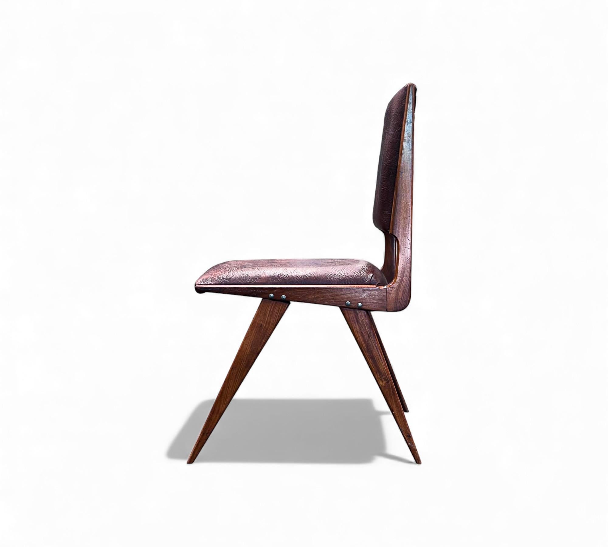 Brazilian Modern Set of 6 Chairs in Leatherette & hardwood, Att. to Forma, 1950s (Kunstleder) im Angebot