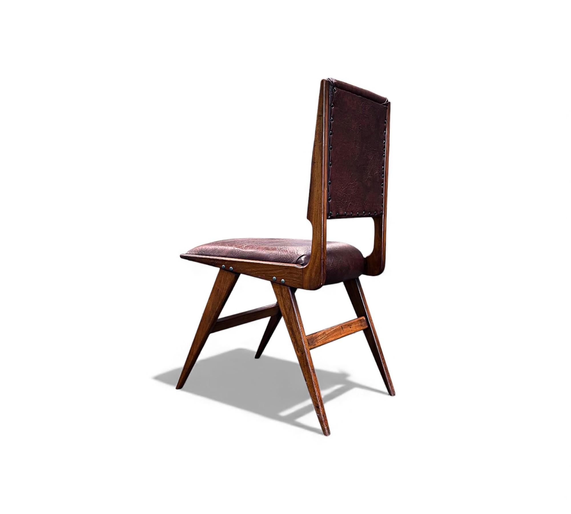 Brazilian Modern Set of 6 Chairs in Leatherette & hardwood, Att. to Forma, 1950s im Angebot 1