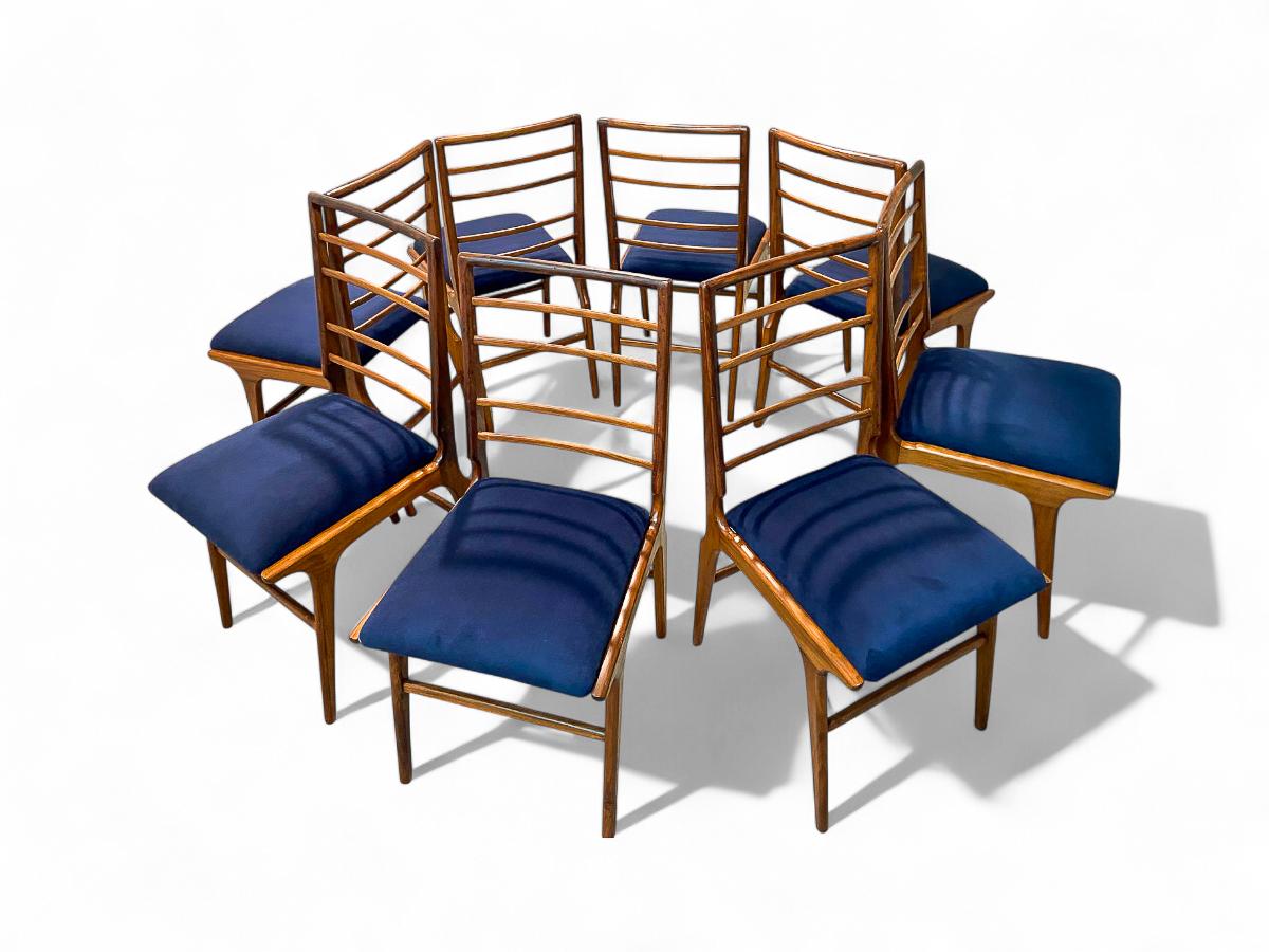 Ce magnifique ensemble de 8 chaises présente une structure raffinée en Caviuna avec des sièges en tissu, alliant un design léger à une solidité et une durabilité remarquables. Leur style moderne brésilien en fait un complément polyvalent pour toute