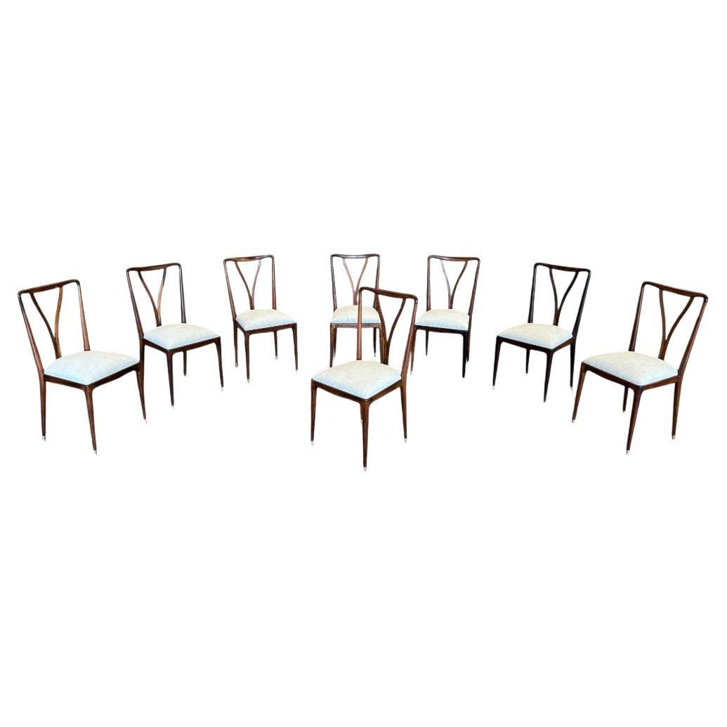 Ti presentiamo un elegante e scultoreo set di otto sedie da pranzo realizzate con il miglior legno di palissandro e lino beige. Ogni sedia presenta uno schienale alto e dalla forma complessa, una seduta ben proporzionata e quattro gambe robuste. Le