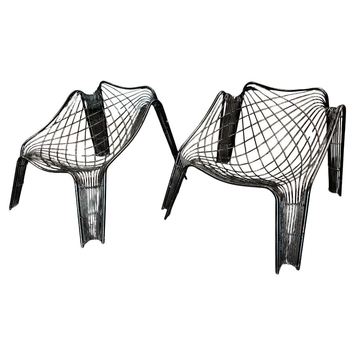 Disponible aujourd'hui, cet ensemble de fauteuils modernes brésiliens de forme organique en fer d'un designer inconnu réalisé dans les années 1950 n'est rien moins que spectaculaire !

Cette paire de fauteuils élégants et uniques se caractérise par