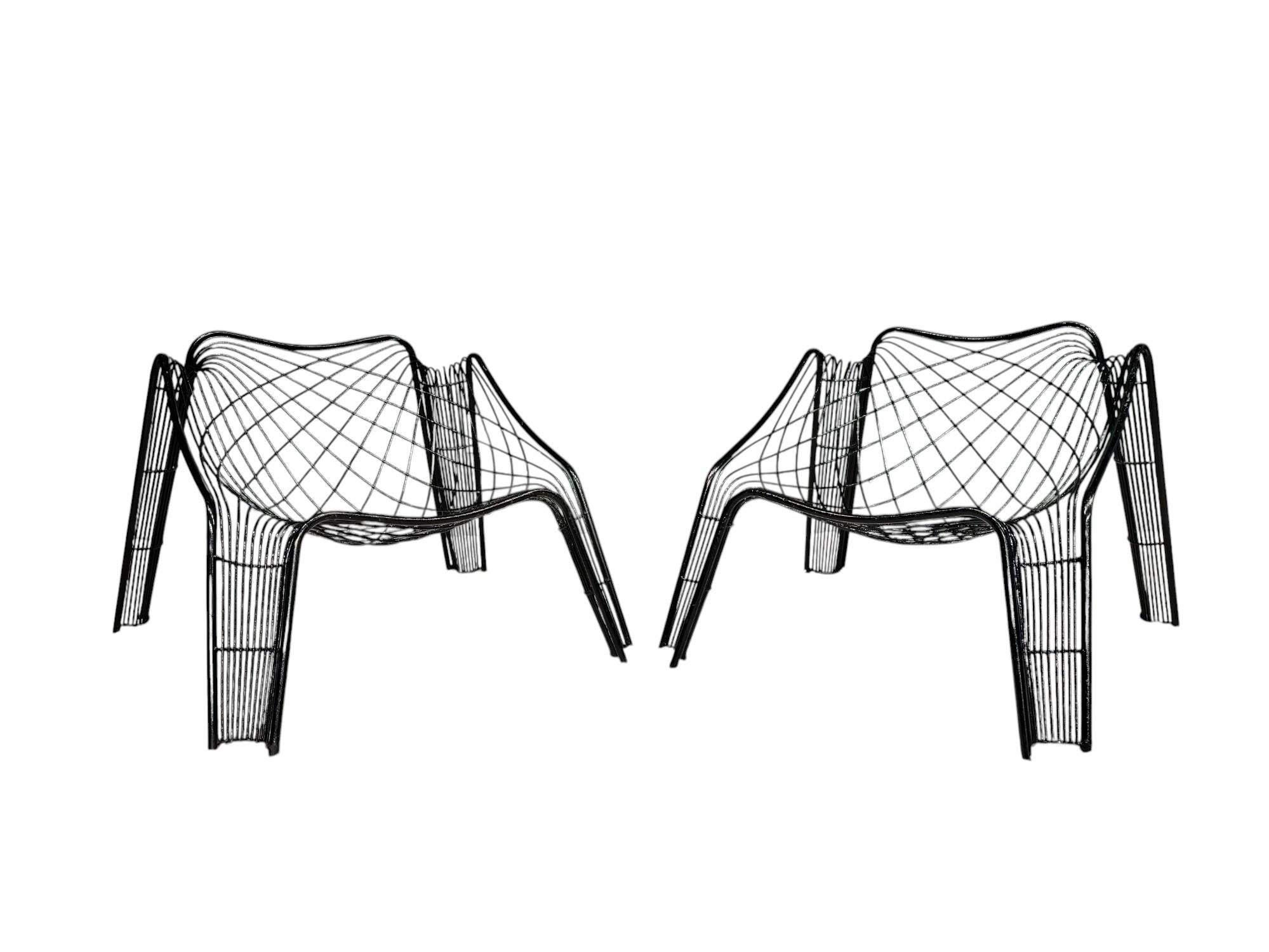 Disponible hoy, este conjunto de sillones modernos brasileños con forma orgánica fabricados en hierro por un diseñador desconocido en la década de 1950 es nada menos que ¡espectacular!

Este par de sillones de aspecto elegante y único presentan una