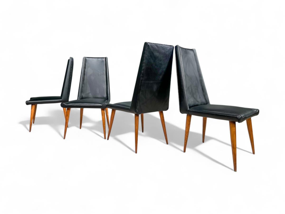 Disponible dès aujourd'hui, cet ensemble sculptural de quatre chaises modernes brésiliennes en bois dur et cuir noir de Giuseppe Scapinelli, Brésil 1950, n'est rien de moins que spectaculaire !

Chaque chaise de salle à manger est dotée d'une