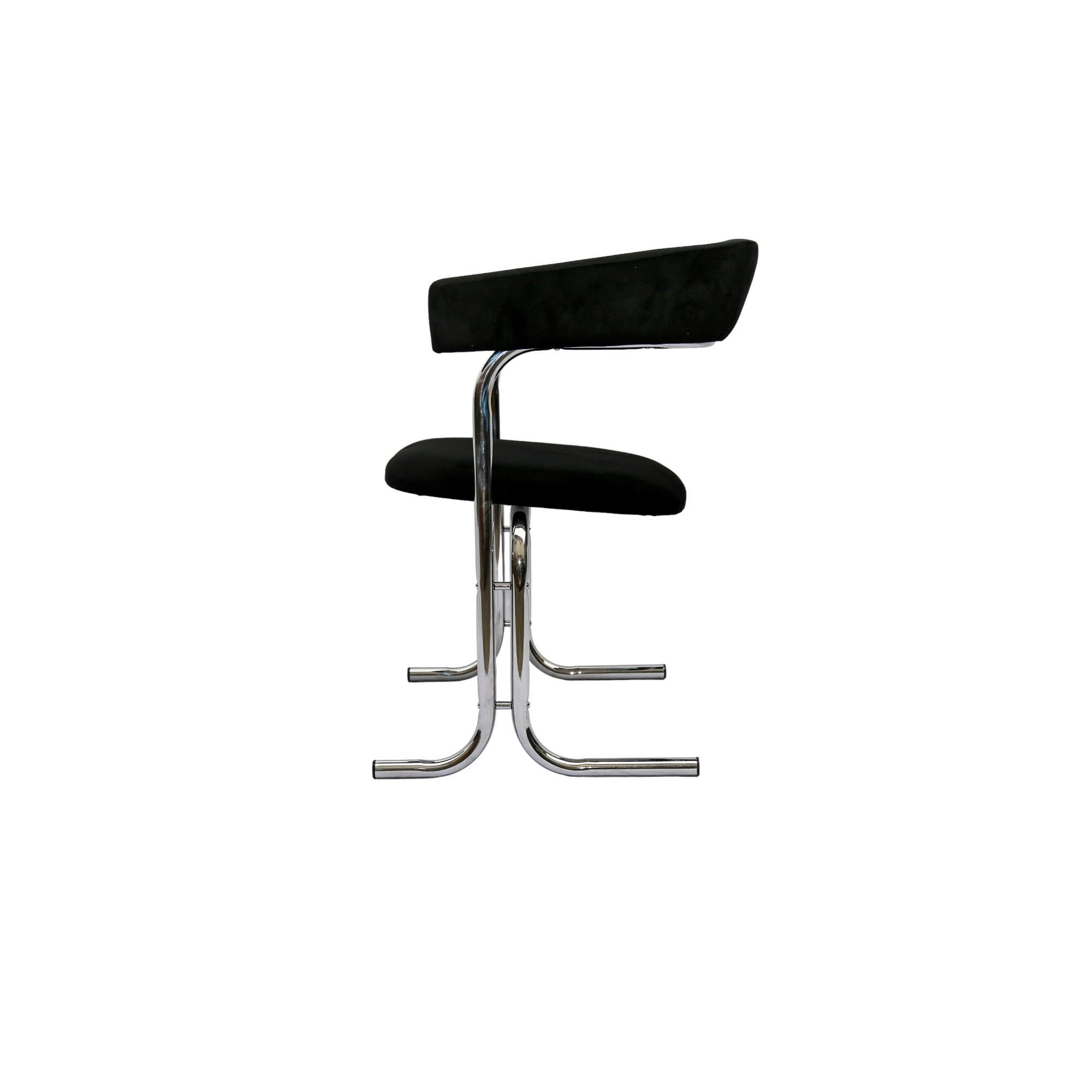 Mid-Century moderno Set di cinque sedie moderne brasiliane in cromo e tessuto, Pozza Moveis 1960 in vendita