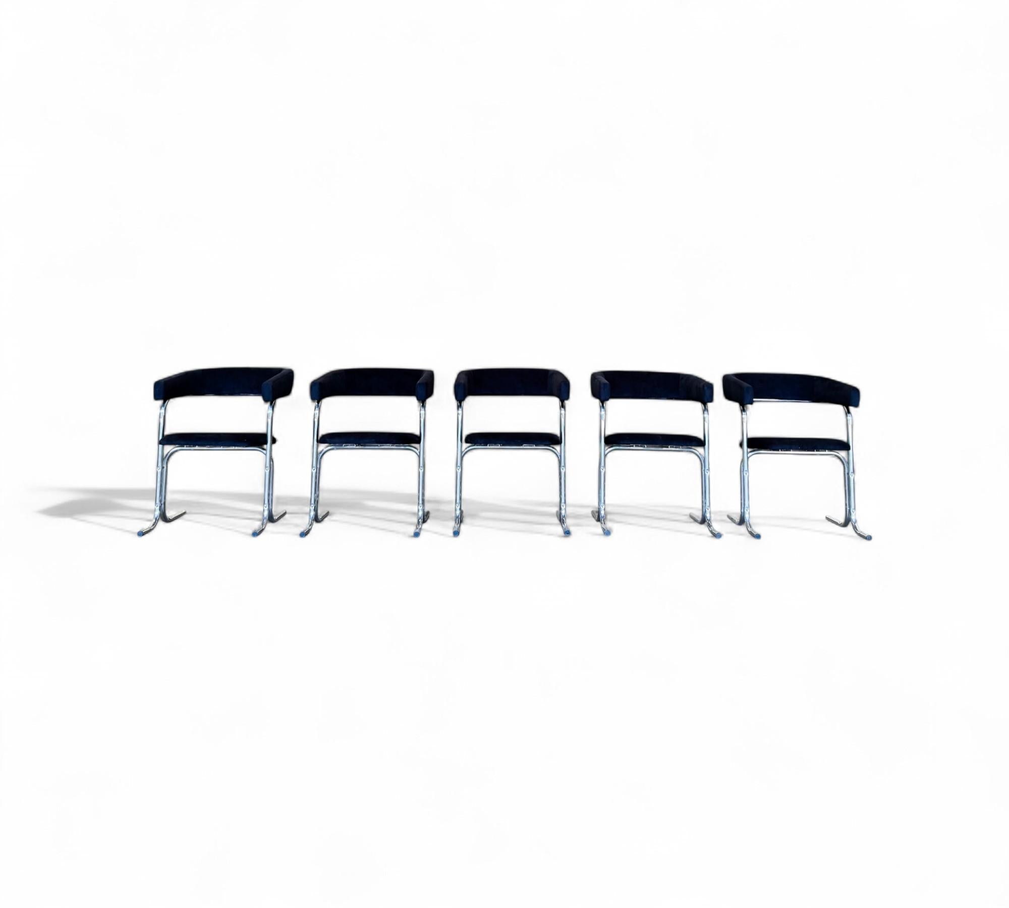 Mid-Century moderno Set di cinque sedie moderne brasiliane in cromo e tessuto, Pozza Moveis 1960 in vendita