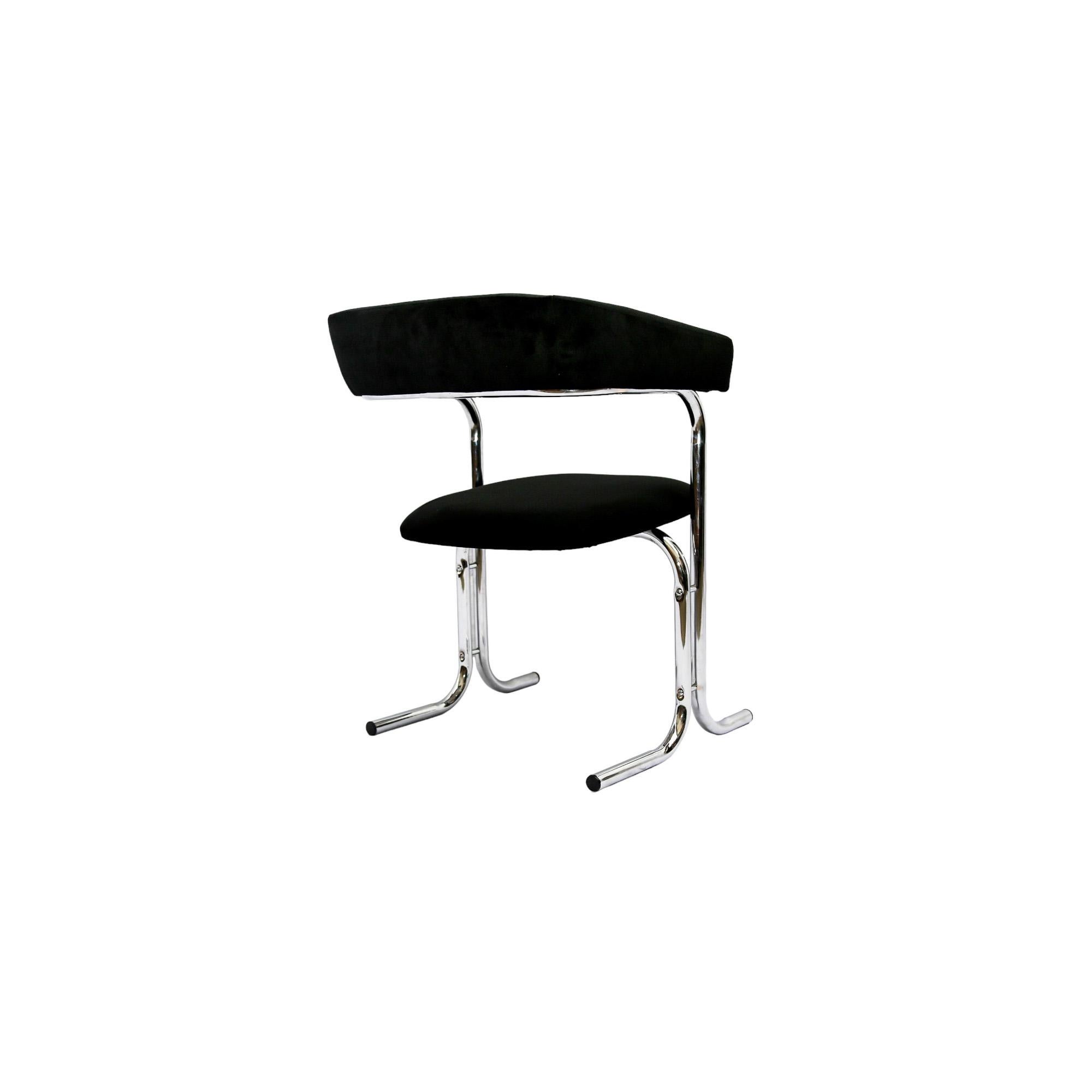 Fatto a mano Set di cinque sedie moderne brasiliane in cromo e tessuto, Pozza Moveis 1960 in vendita