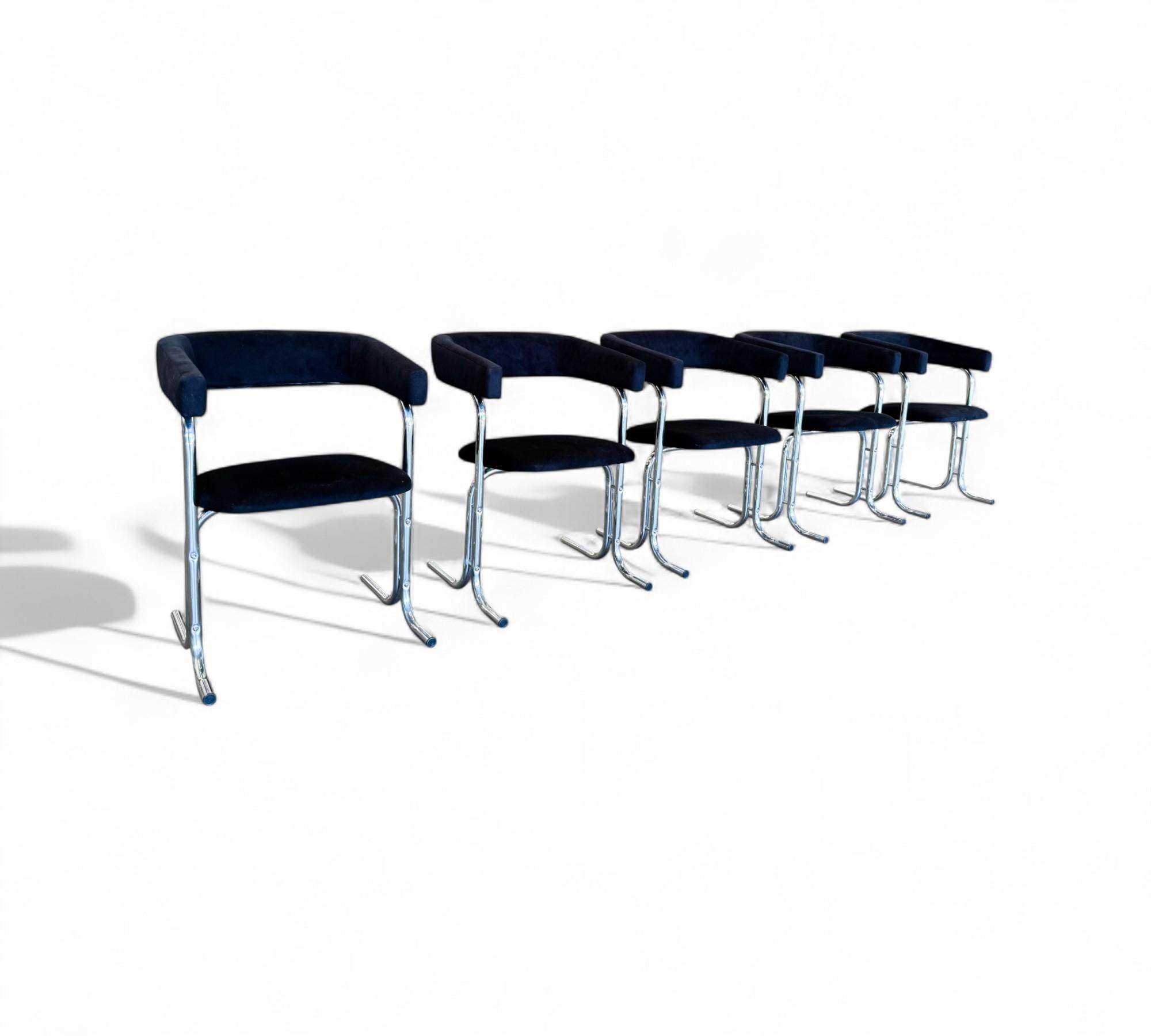 XX secolo Set di cinque sedie moderne brasiliane in cromo e tessuto, Pozza Moveis 1960 in vendita