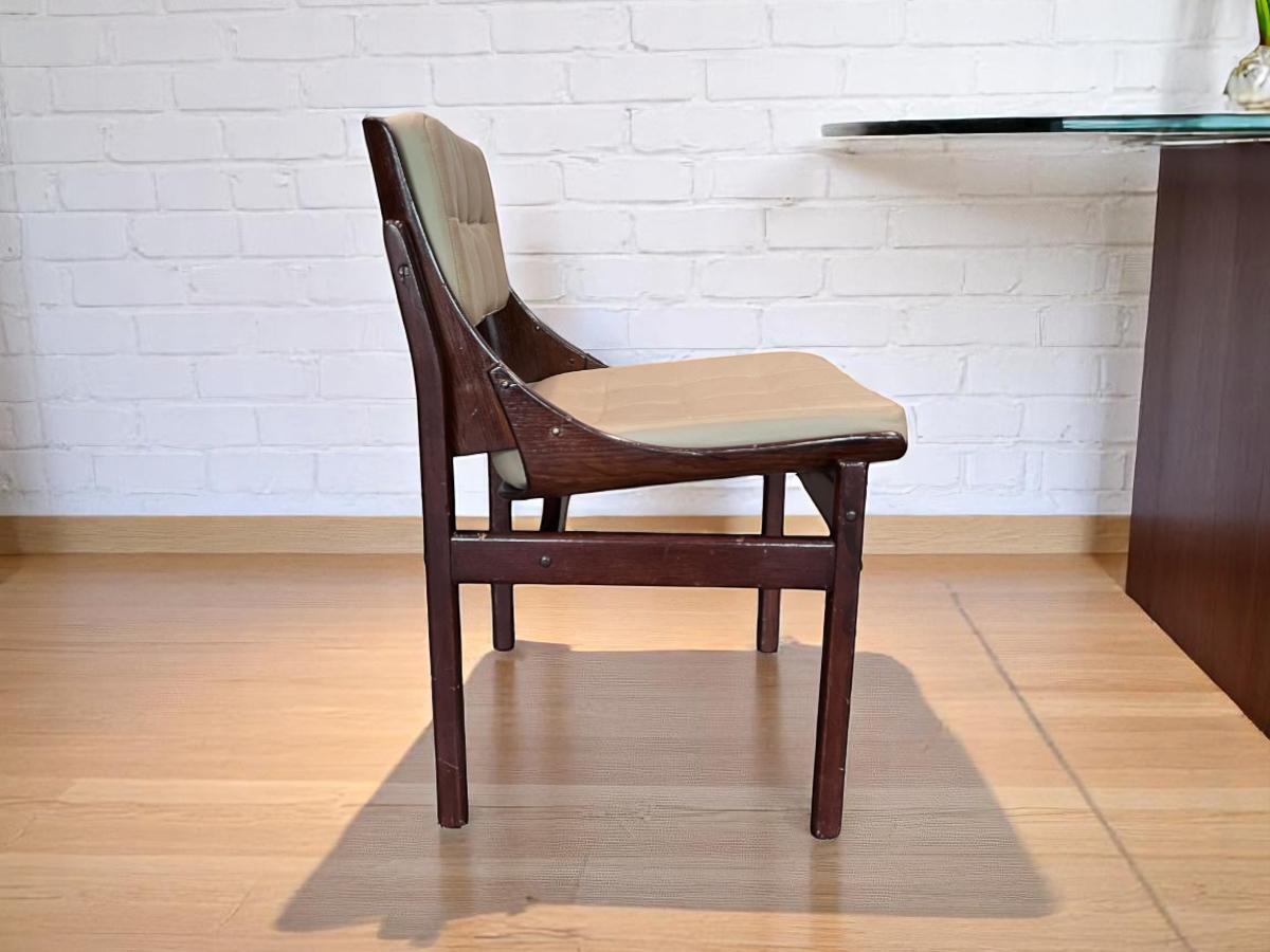 Ensemble moderne brésilien de cinq chaises en bois de feuillus et cuir, Jorge Zalszupin en vente 2