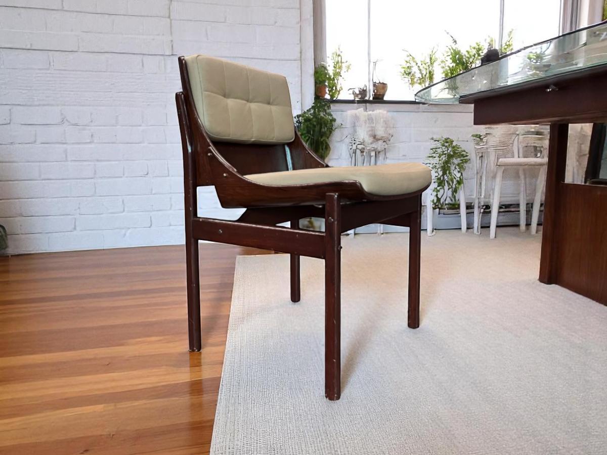 Ensemble moderne brésilien de cinq chaises en bois de feuillus et cuir, Jorge Zalszupin en vente 3
