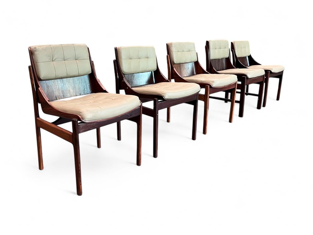 Brésilien Ensemble moderne brésilien de cinq chaises en bois de feuillus et cuir, Jorge Zalszupin en vente