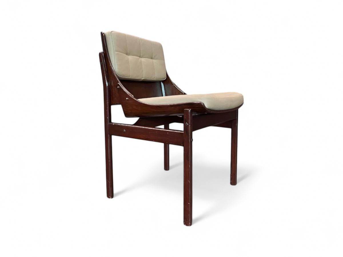 Travail du bois Ensemble moderne brésilien de cinq chaises en bois de feuillus et cuir, Jorge Zalszupin en vente