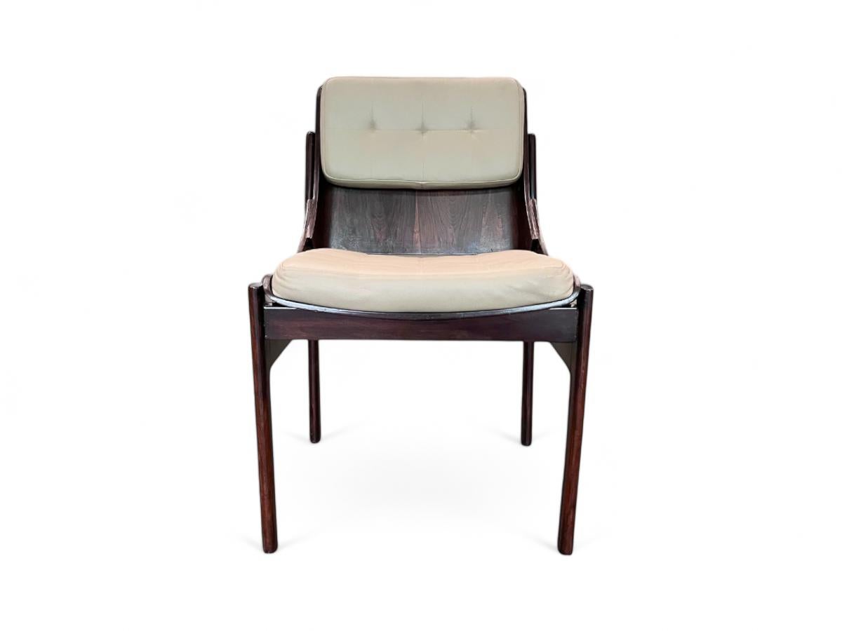 Ensemble moderne brésilien de cinq chaises en bois de feuillus et cuir, Jorge Zalszupin Bon état - En vente à New York, NY