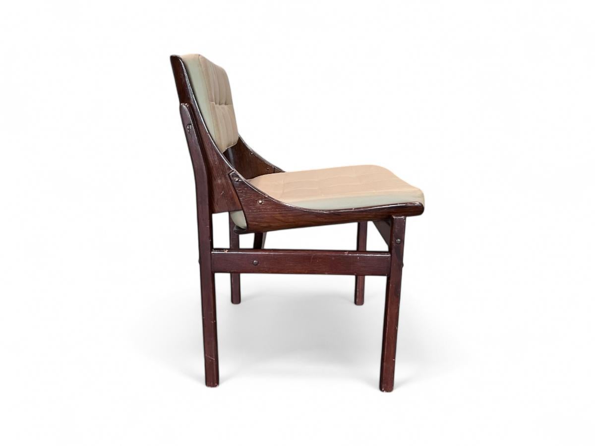 20ième siècle Ensemble moderne brésilien de cinq chaises en bois de feuillus et cuir, Jorge Zalszupin en vente