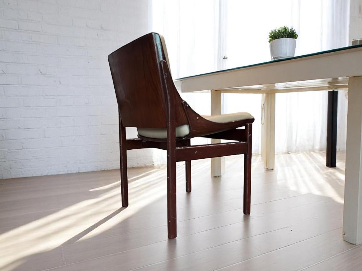 Ensemble moderne brésilien de cinq chaises en bois de feuillus et cuir, Jorge Zalszupin en vente 1