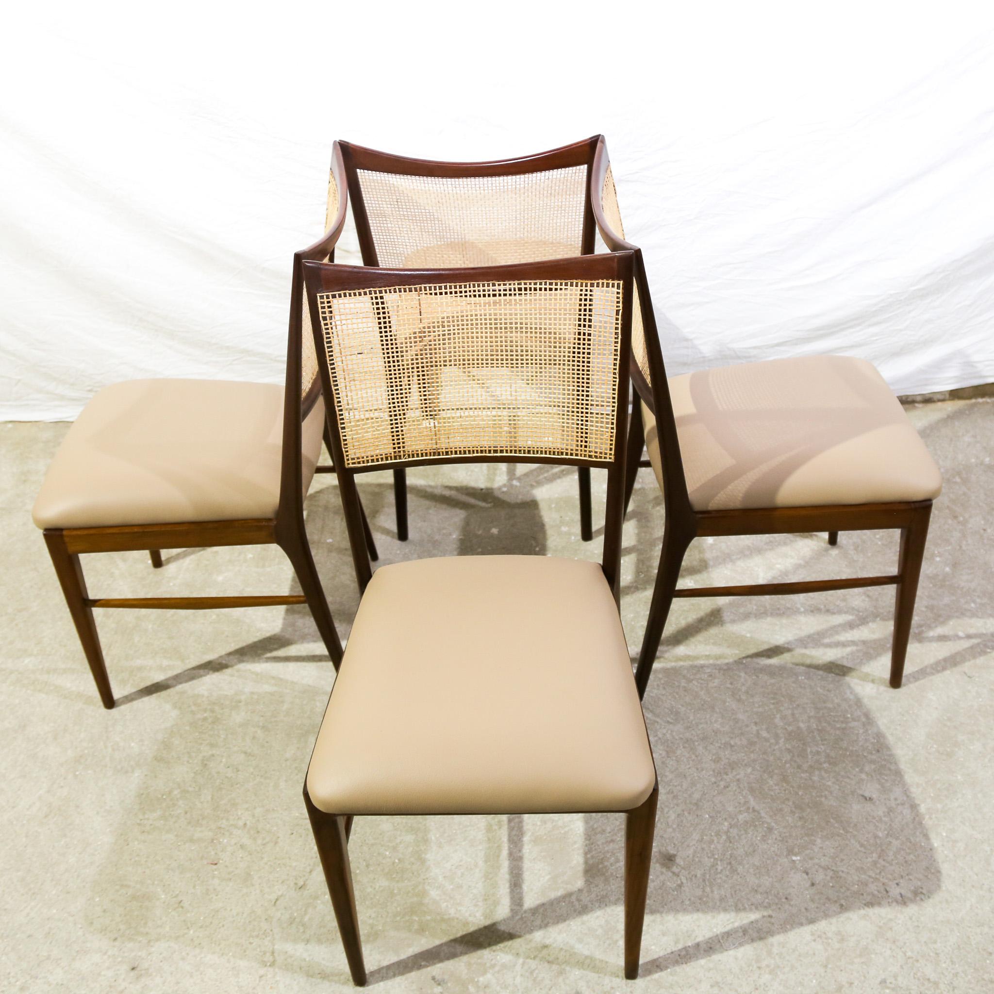 Fait main Ensemble de quatre chaises brésiliennes Modernity en bois dur et cuir beige, Unknown, 1960s en vente