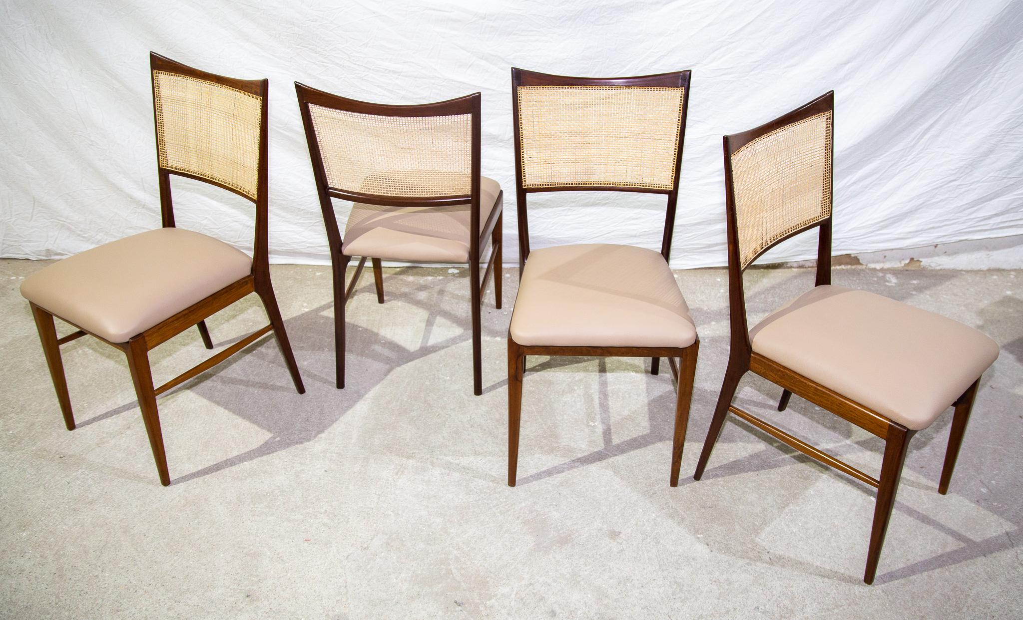 Ensemble de quatre chaises brésiliennes Modernity en bois dur et cuir beige, Unknown, 1960s en vente 1