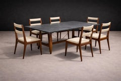 Ensemble de six chaises brésiliennes modernes en bois dur et cuir beige, C.C., Inconnu, vers 1950