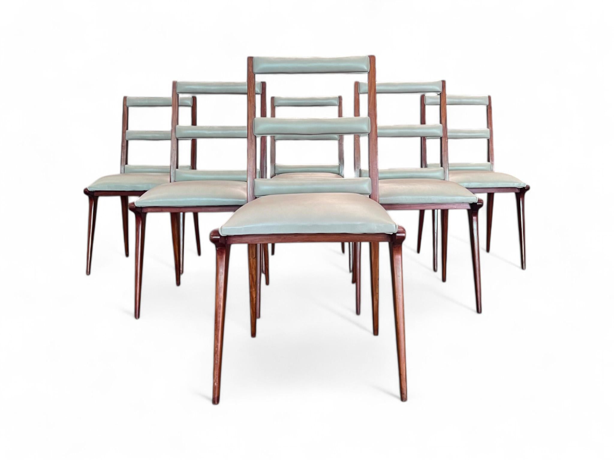 Brasilianisches Modernes Set aus sechs Stühlen aus Hartholz und beigem Leder, Unknown, um 1950 (Moderne der Mitte des Jahrhunderts) im Angebot