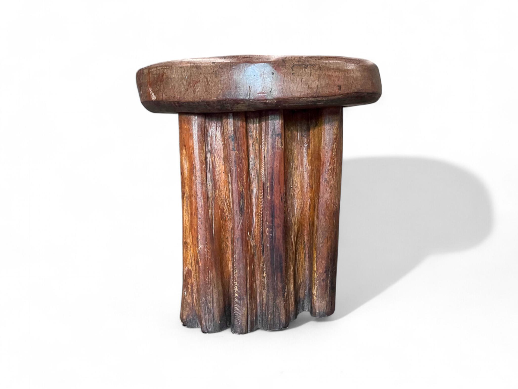 Ensemble moderne brésilien de six tabourets rustiques en bois de Pékin, 1970 en vente 1