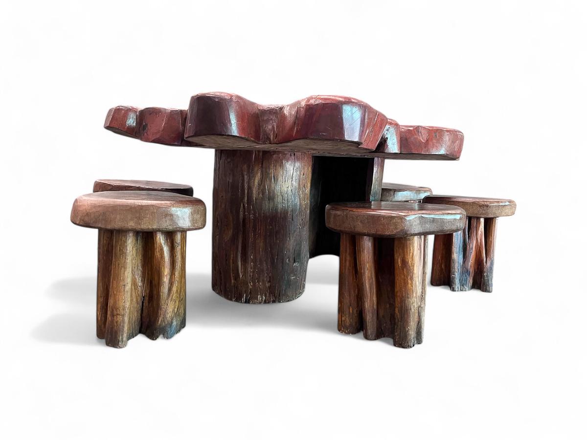 Disponible aujourd'hui, cet ensemble moderne brésilien composé d'une table à manger et de six tabourets rustiques, fabriqué dans les années 1970, n'est rien de moins que spectaculaire !

Cet ensemble de six tabourets et d'une table sculpturaux,