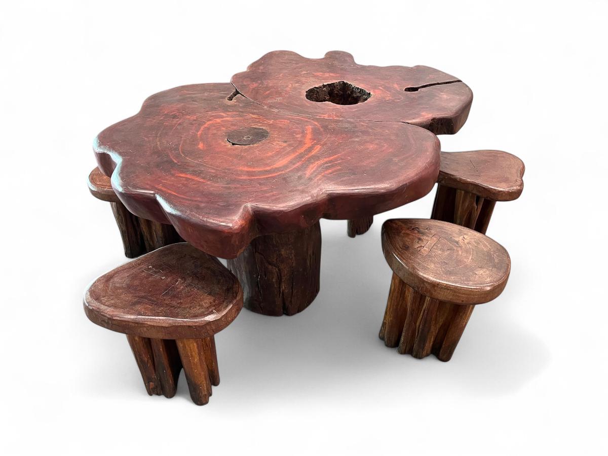 Ensemble de table et six tabourets rustiques brésiliens en bois de Pékin, 1970 Bon état - En vente à New York, NY
