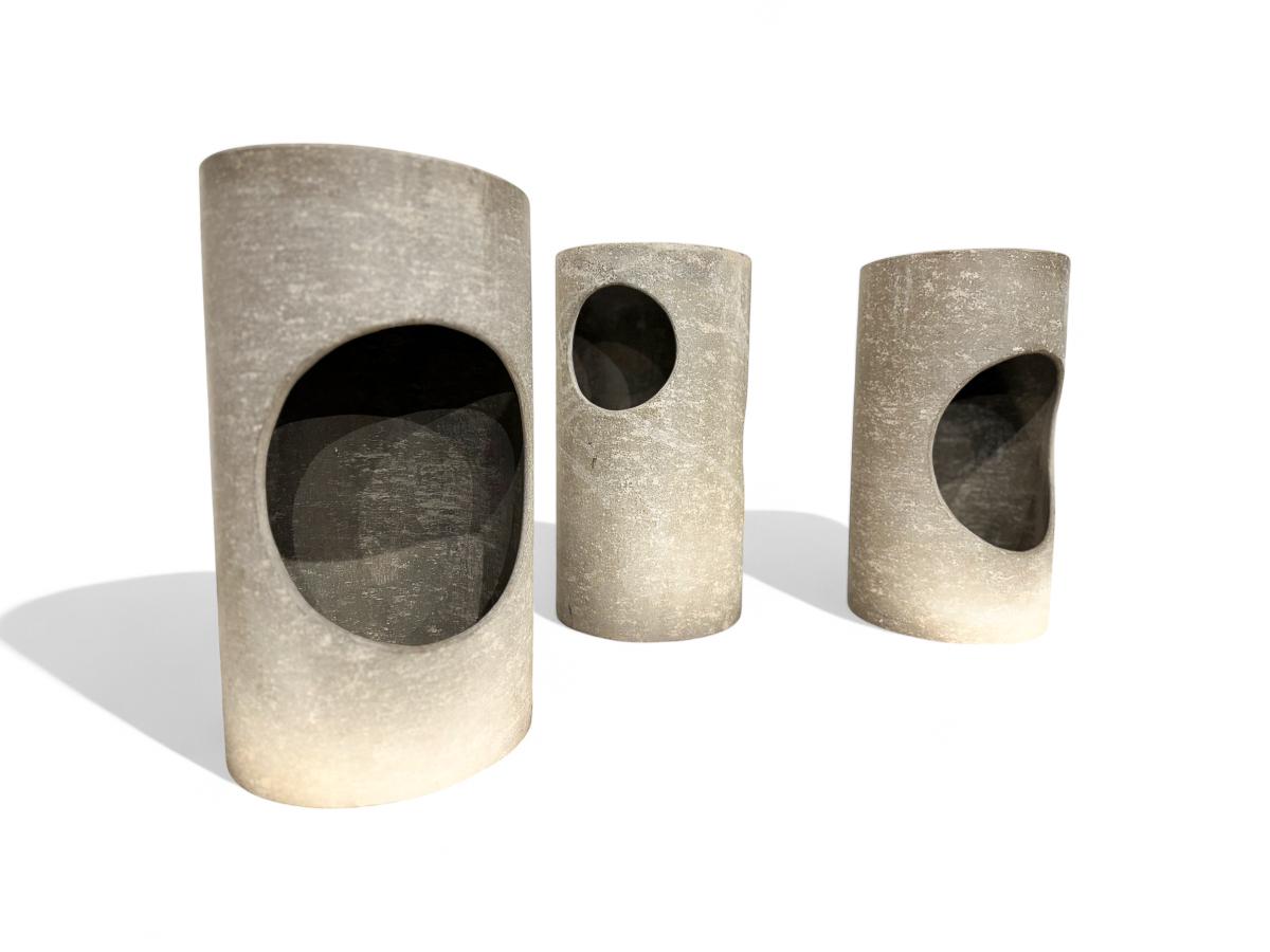 Moulage Ensemble moderne brésilien de trois tabourets en fibre de ciment, c. 1960s en vente