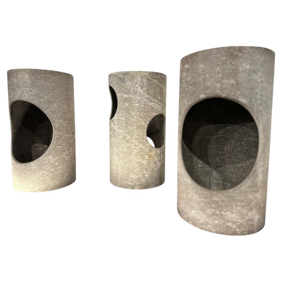 Ensemble moderne brésilien de trois tabourets en fibre de ciment, c. 1960s en vente