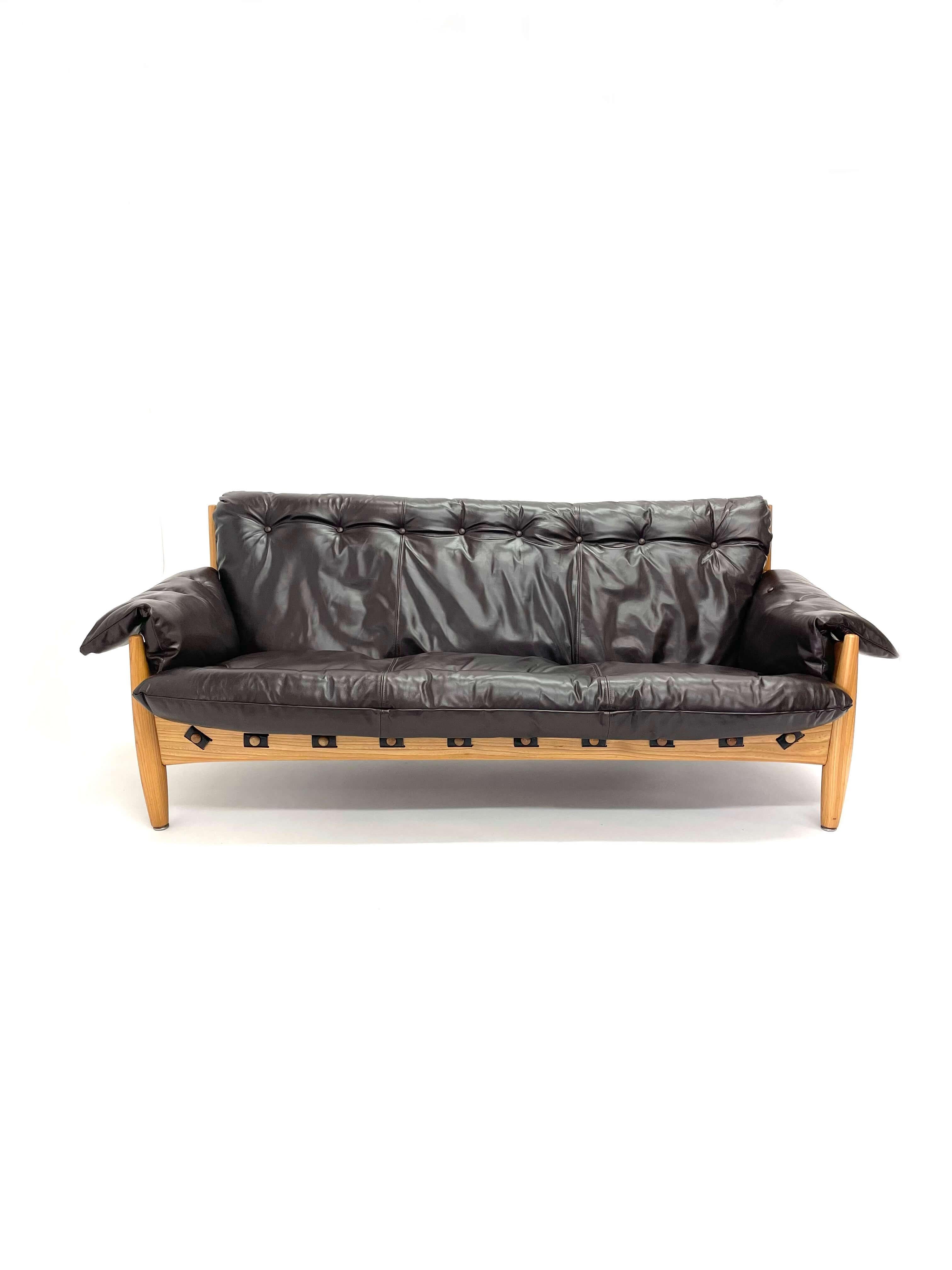 Modernes brasilianisches 3-Sitzer-Sofa aus Espresso-Leder von Sergio Rodrigues  (Moderne der Mitte des Jahrhunderts) im Angebot