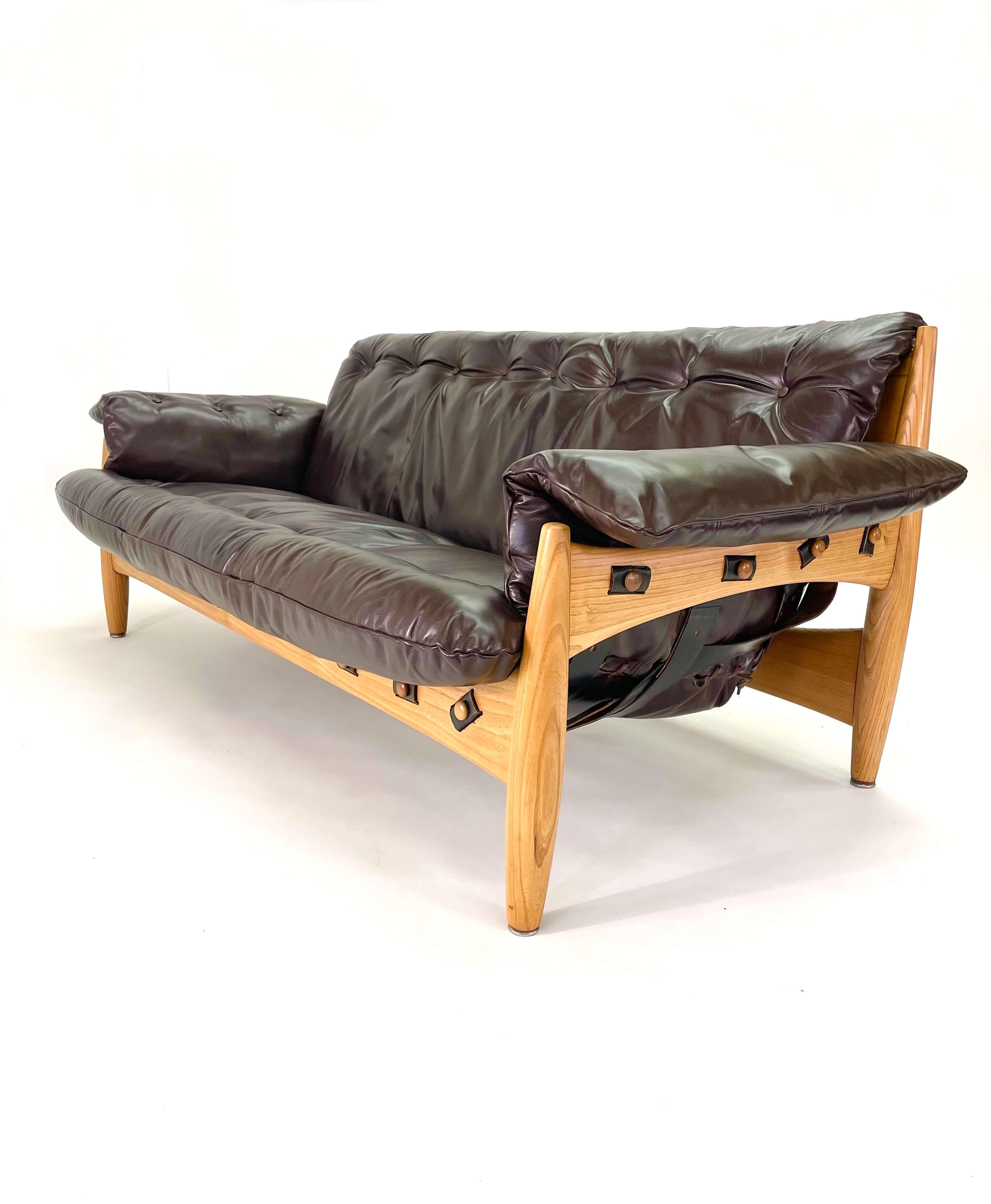 Modernes brasilianisches 3-Sitzer-Sofa aus Espresso-Leder von Sergio Rodrigues  im Zustand „Hervorragend“ im Angebot in San Diego, CA