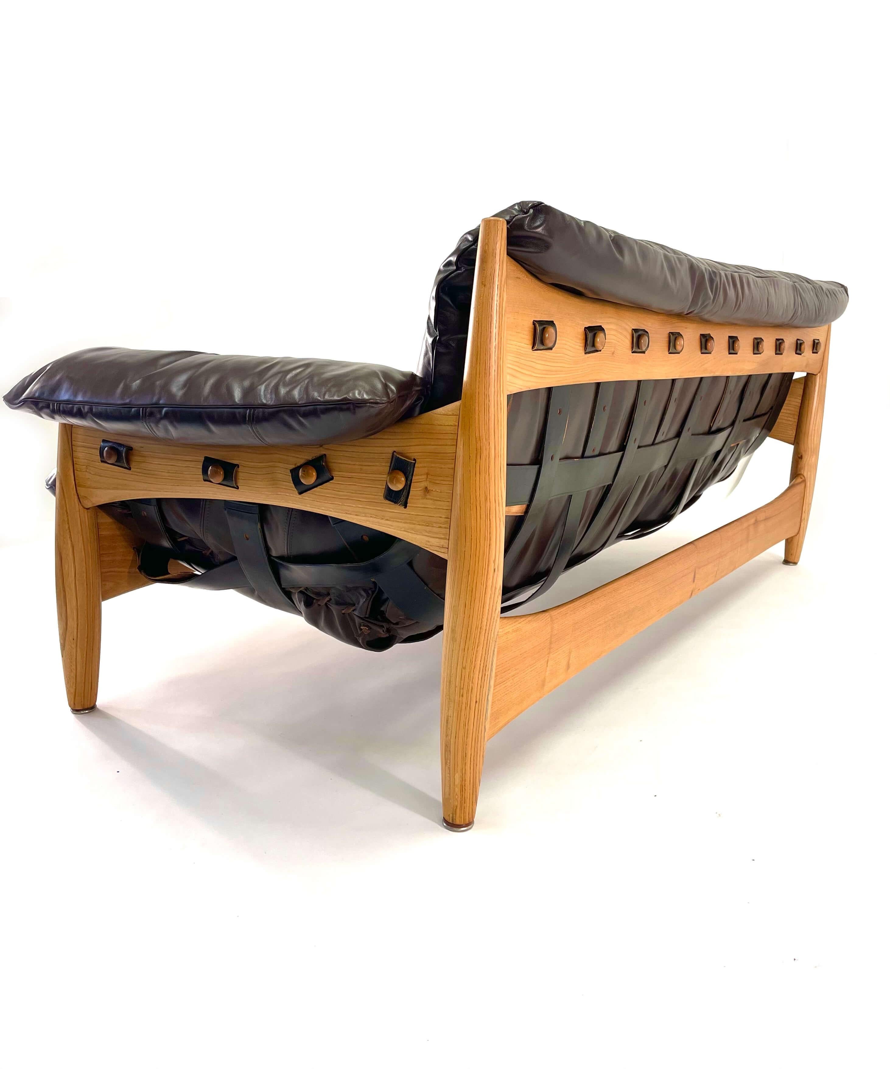 Modernes brasilianisches 3-Sitzer-Sofa aus Espresso-Leder von Sergio Rodrigues  im Angebot
