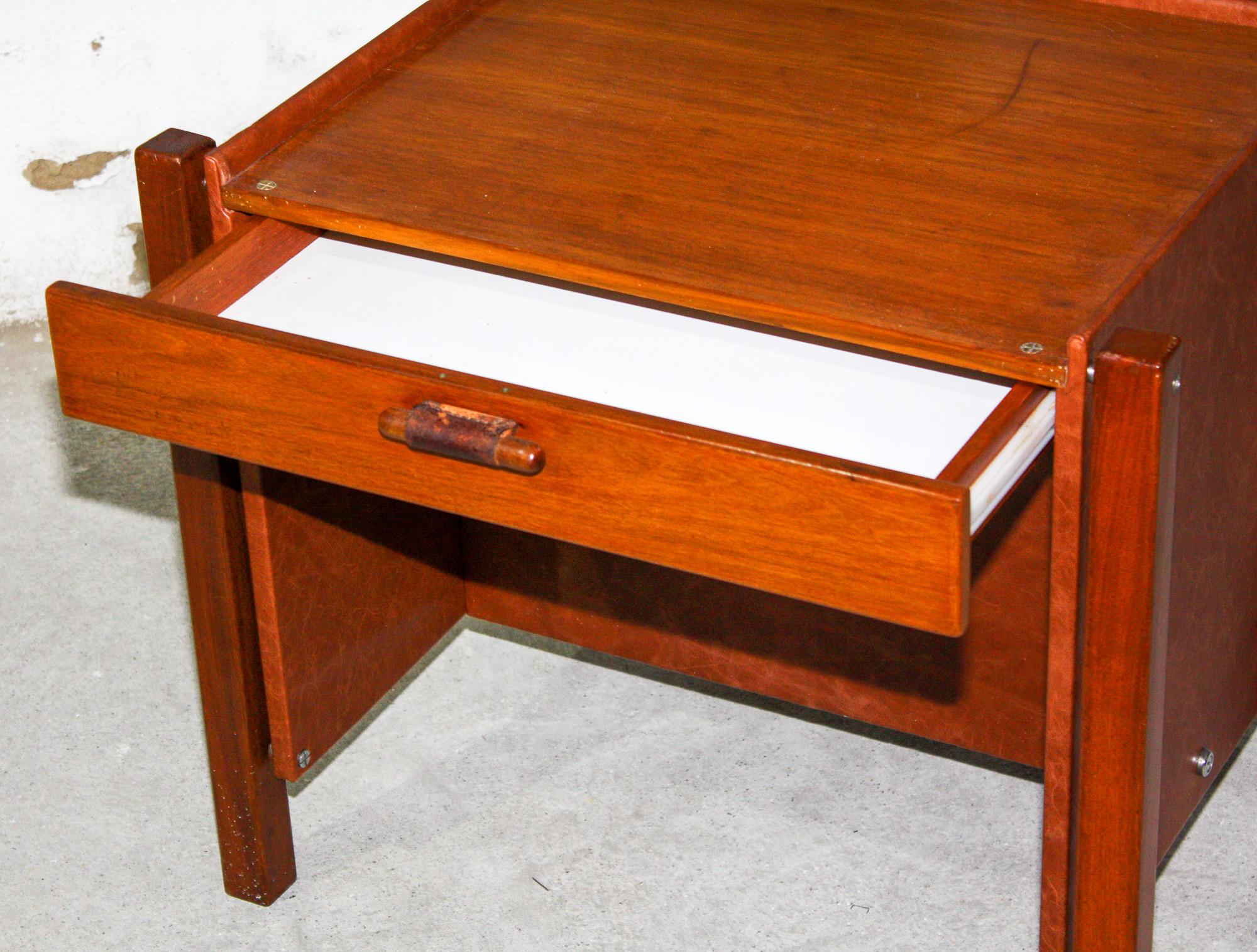 Mobile laterale moderno brasiliano con cassetto in legno duro di Jorge Zalszupin, 1960 In condizioni buone in vendita a New York, NY