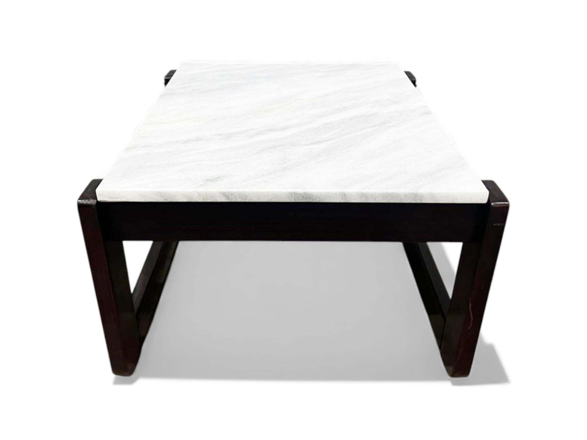 Table d'appoint moderne brésilienne en bois dur et marbre, Percival Lafer, années 1970 en vente 2