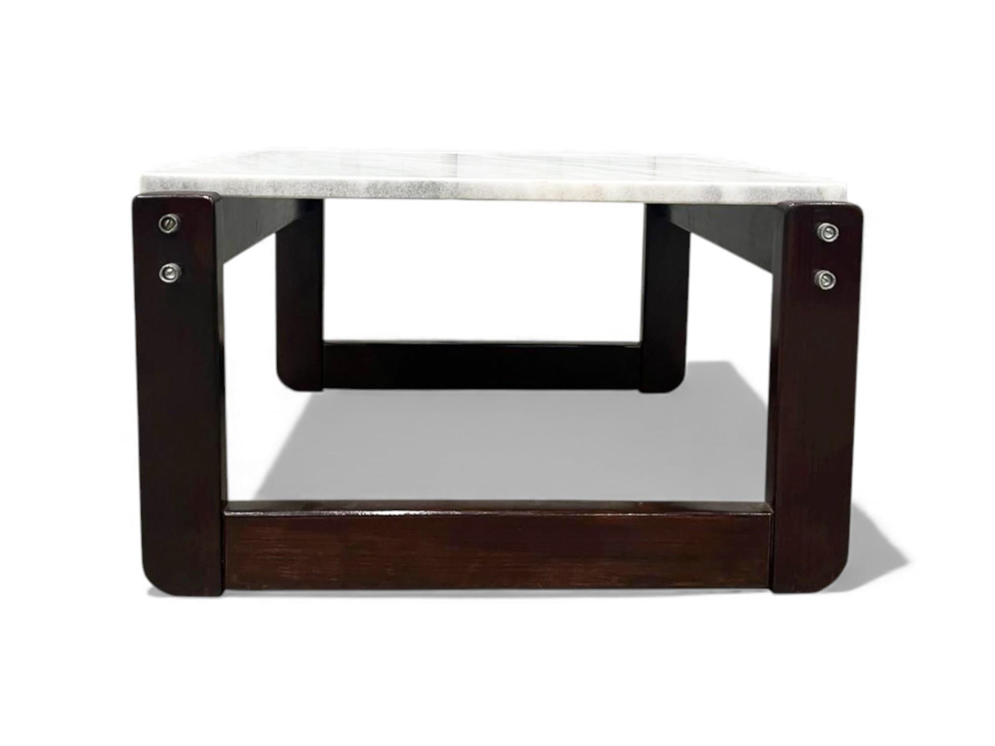 Mid-Century Modern Table d'appoint moderne brésilienne en bois dur et marbre, Percival Lafer, années 1970 en vente