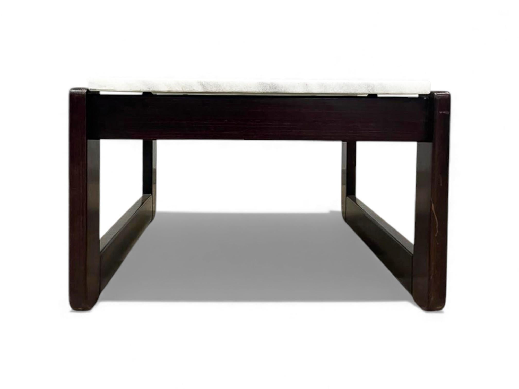 Brésilien Table d'appoint moderne brésilienne en bois dur et marbre, Percival Lafer, années 1970 en vente