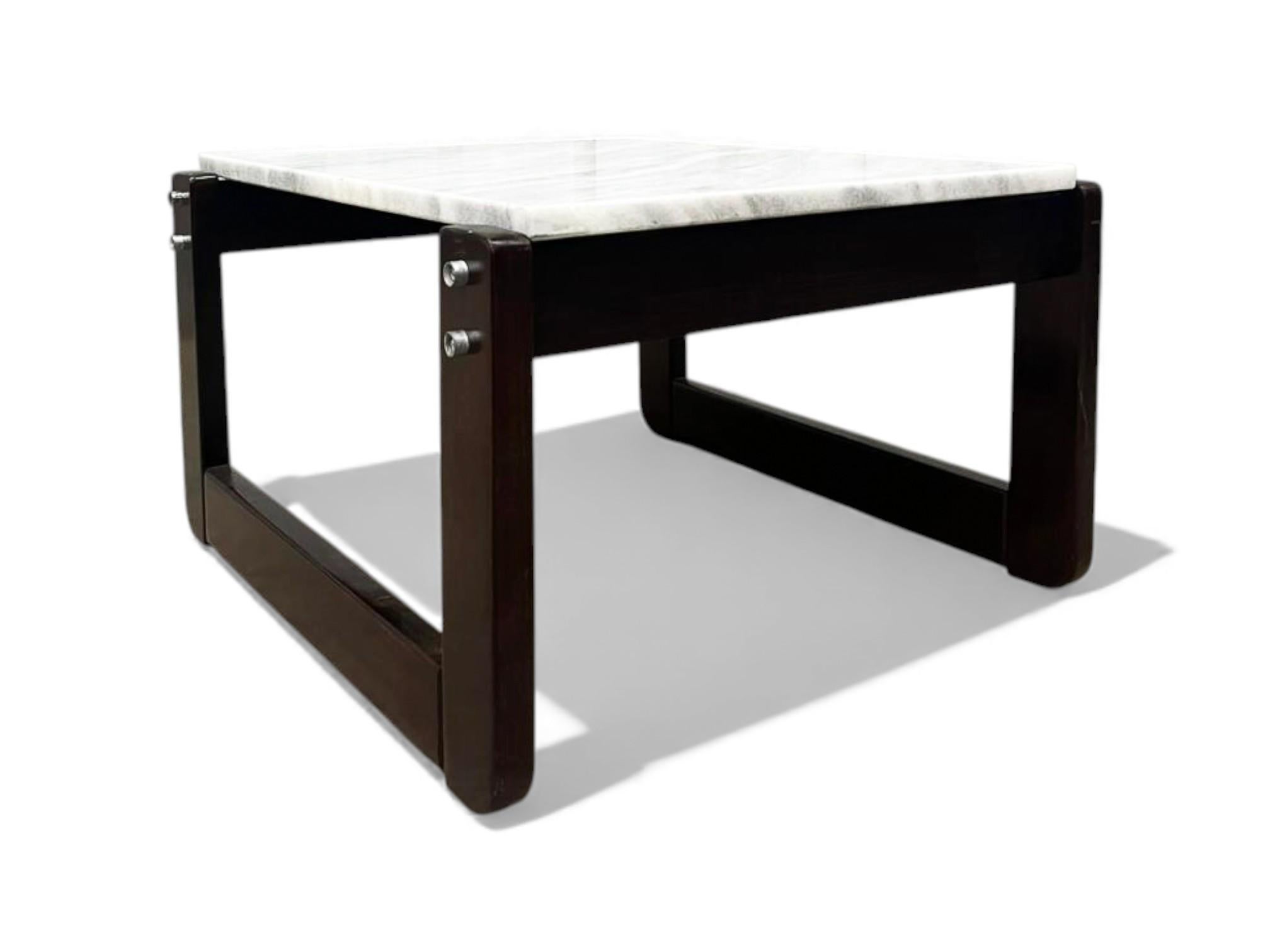 Travail du bois Table d'appoint moderne brésilienne en bois dur et marbre, Percival Lafer, années 1970 en vente