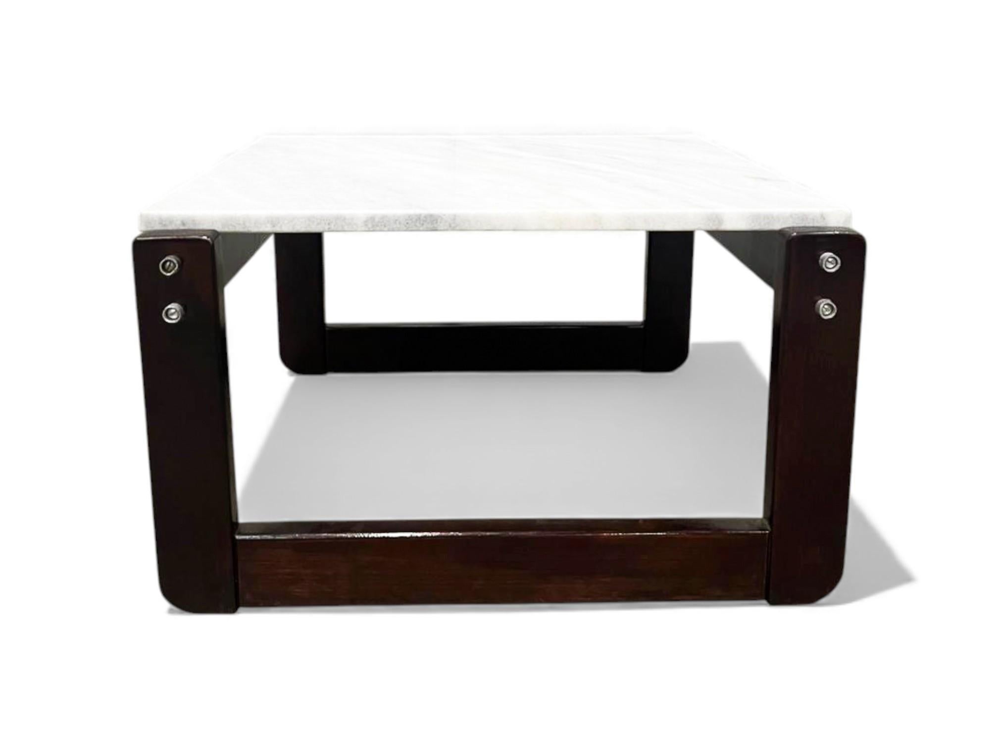 Table d'appoint moderne brésilienne en bois dur et marbre, Percival Lafer, années 1970 Bon état - En vente à New York, NY