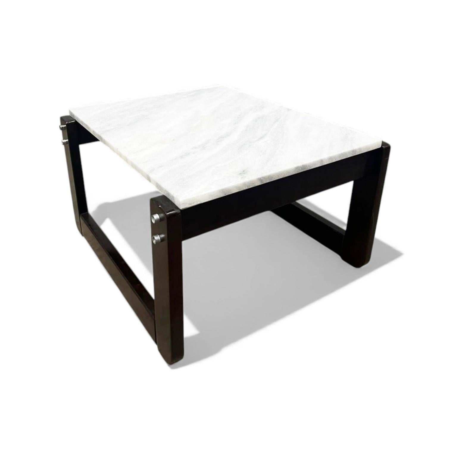 Fin du 20e siècle Table d'appoint moderne brésilienne en bois dur et marbre, Percival Lafer, années 1970 en vente