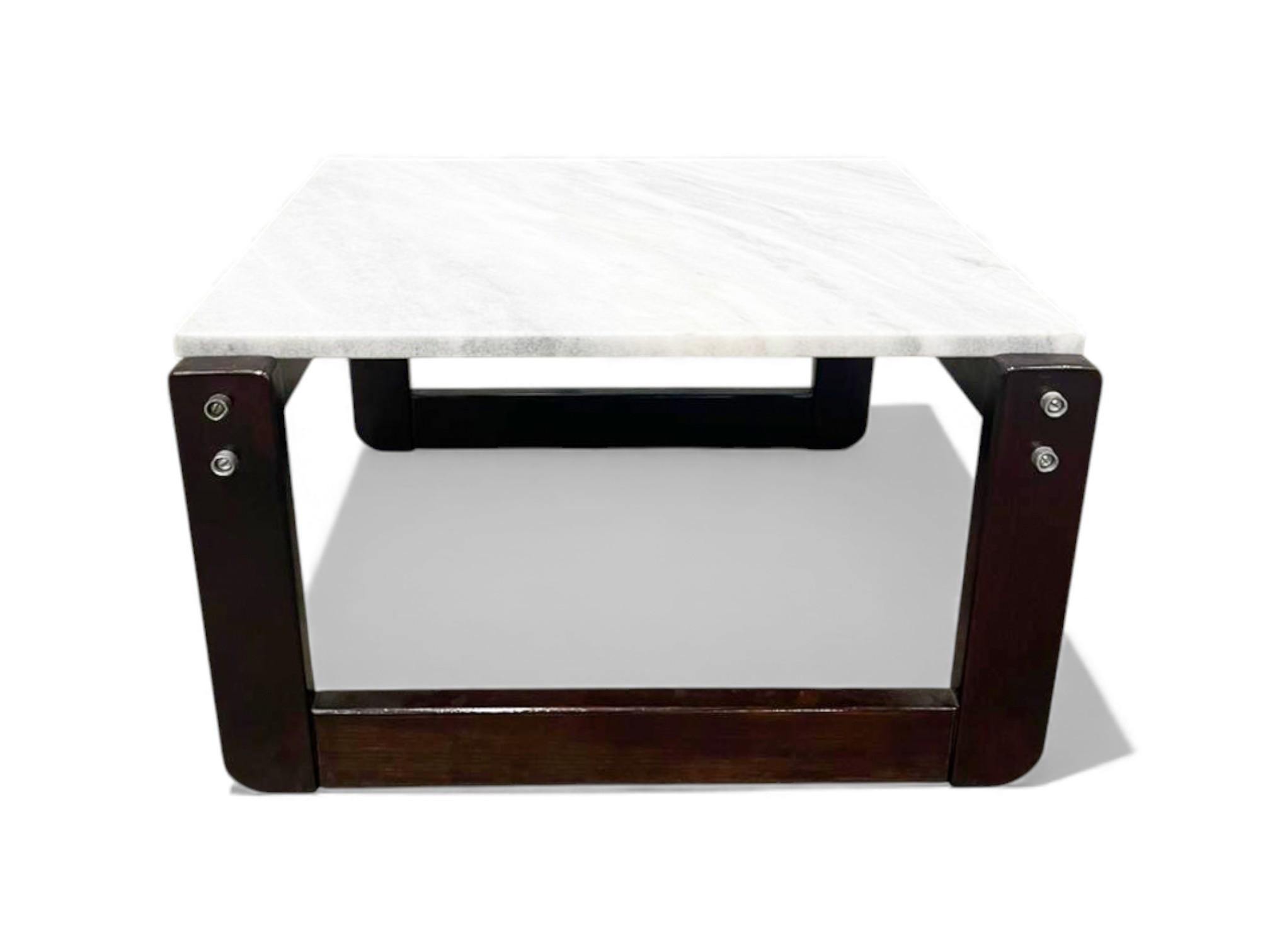 Marbre Table d'appoint moderne brésilienne en bois dur et marbre, Percival Lafer, années 1970 en vente