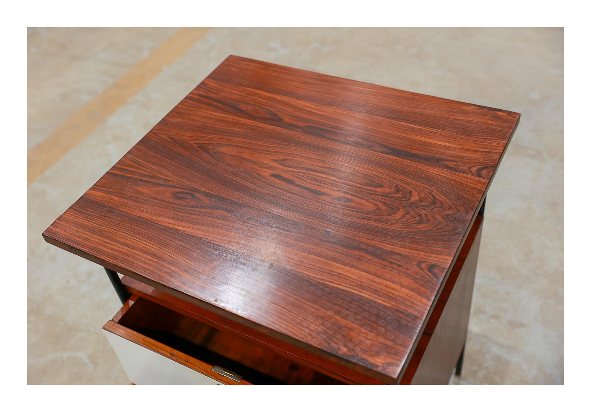 Brasilianischer moderner Beistelltisch aus Metall, Hartholz und Formica, Geraldo de Barros, 1950 im Angebot 1