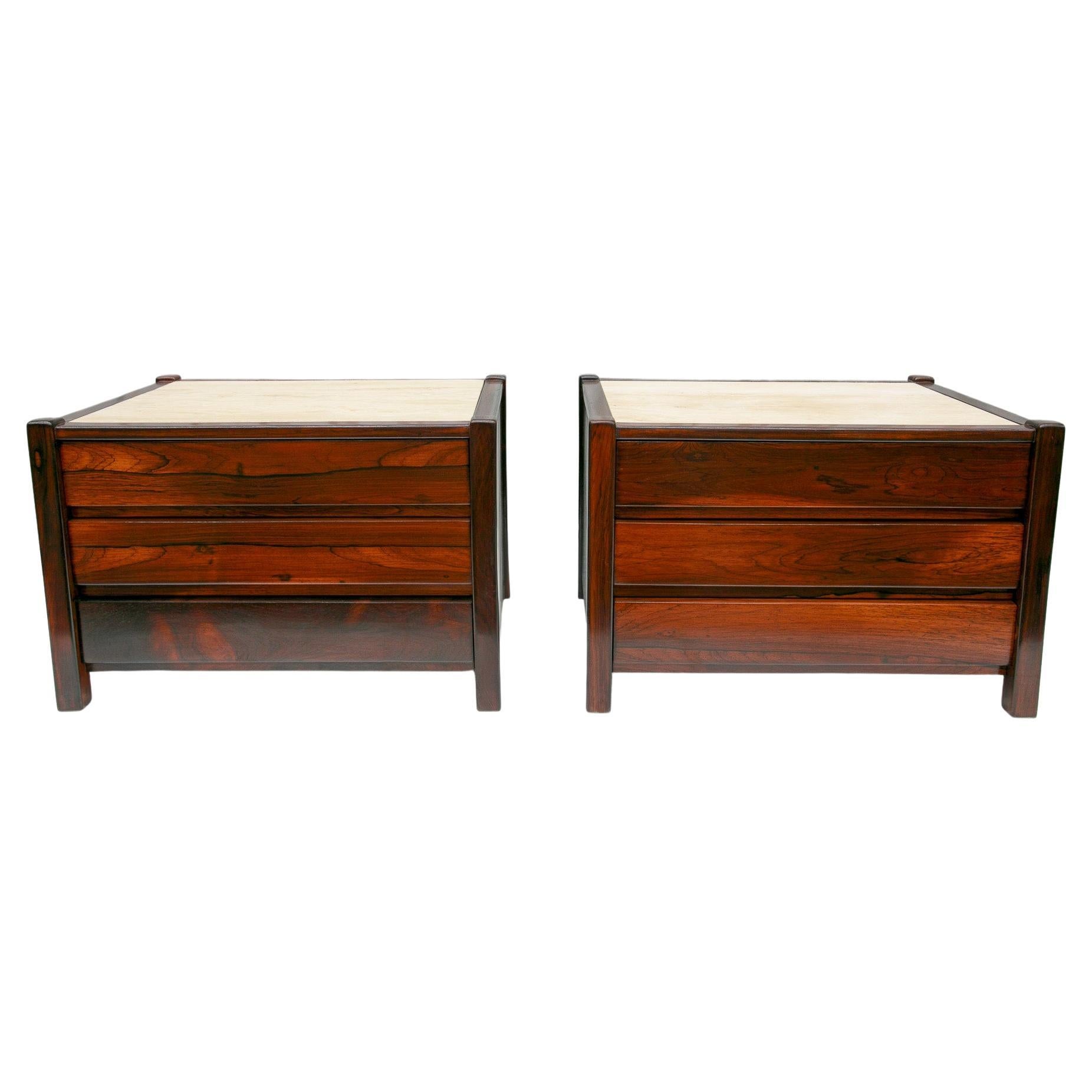 Available NOW, this Mid-Century Modern set of side tables in Travertine & Hardwood with drawers designed by Celina Decoracoes in the sixties are gorgeous!

Size: H15.7, W23.6, D17.7 (in) H40, W60, D45 (cm)

Each table is made of Brazilian