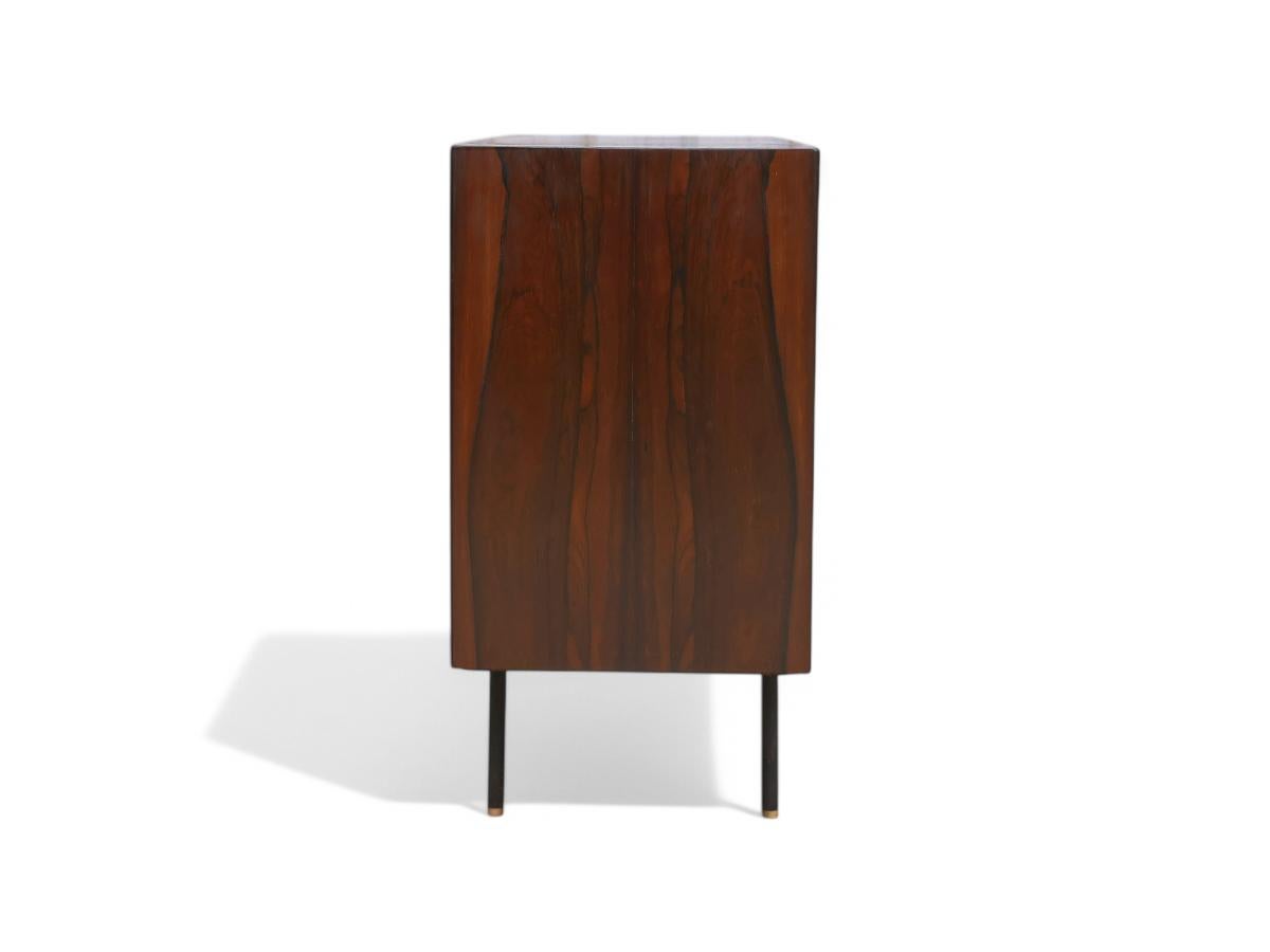 Modernes brasilianisches Sideboard aus Hartholz und Metall von Geraldo de Barros, Brasilien (20. Jahrhundert) im Angebot