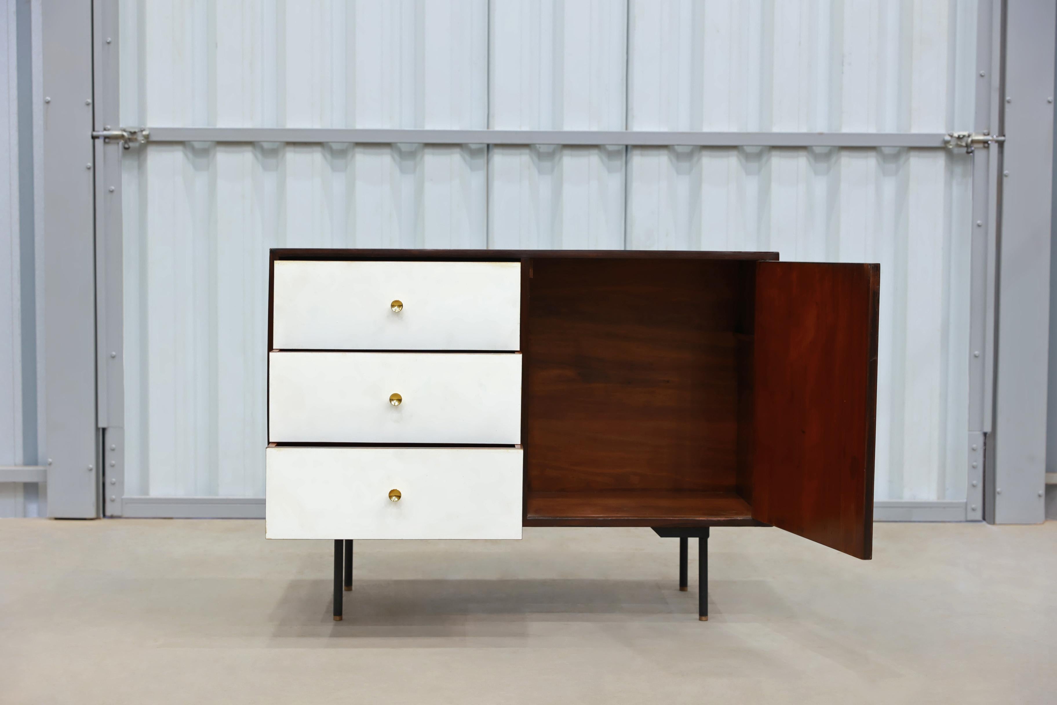 Size: H 30 x W 41 x 16”

This sleek sideboard was designed by Geraldo de Barros during his time at Unilabor. This piece showcases many of Barros’ designs characteristics such as the use of Brazilian Rosewood (Jacaranda), formica, and brass details