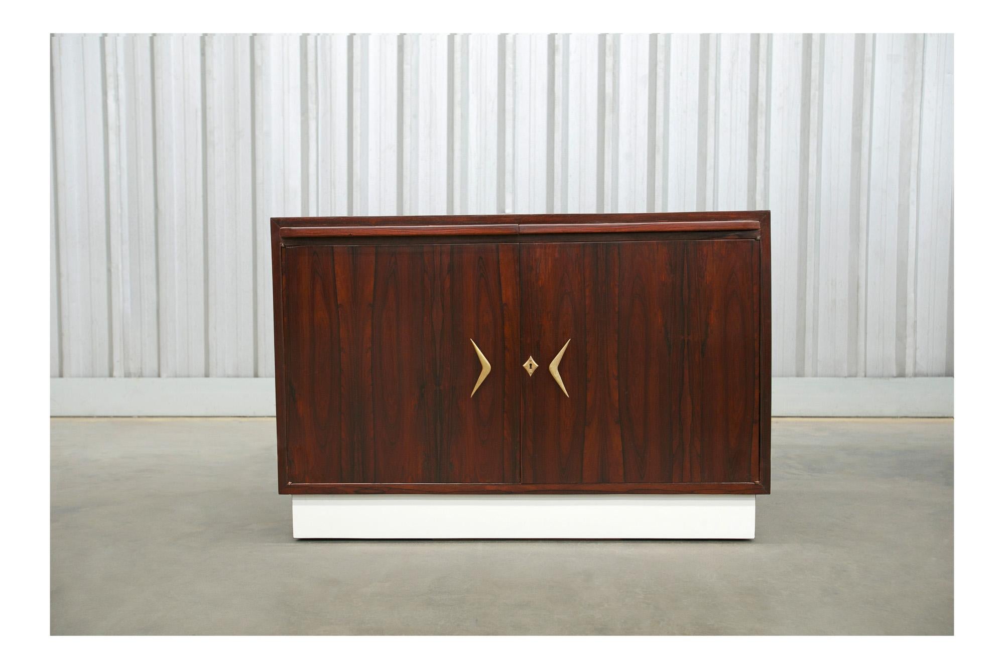 Disponible dès aujourd'hui, avec livraison nationale dans la région métropolitaine de New York incluse, ce buffet moderne brésilien en bois dur d'Ando & Cia, fabriqué au Brésil dans les années 1960, n'est rien de moins que spectaculaire !
 
Ce