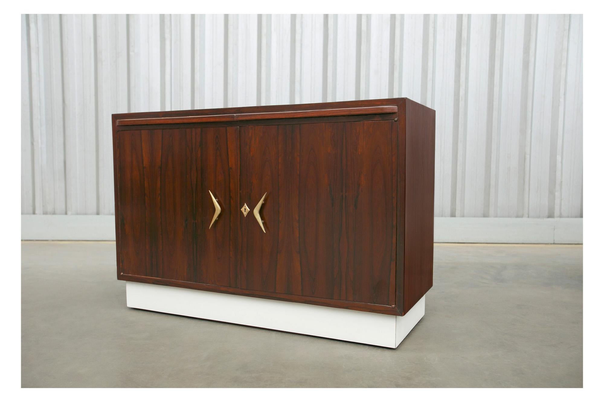 Mid-Century Modern Buffet moderne brésilien en bois dur par Ando & Cia, Brésil, années 1960 en vente