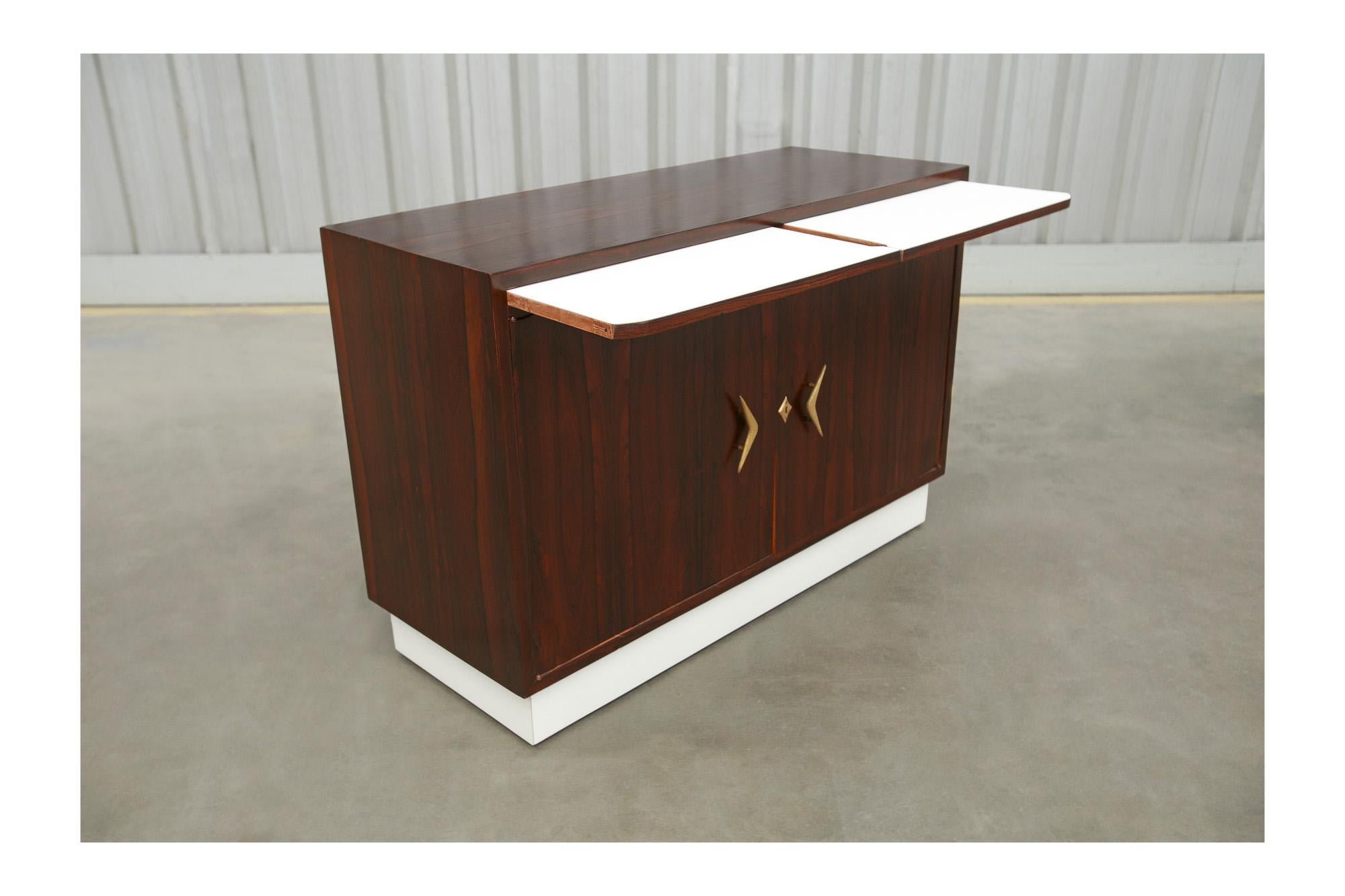 Fait main Buffet moderne brésilien en bois dur par Ando & Cia, Brésil, années 1960 en vente