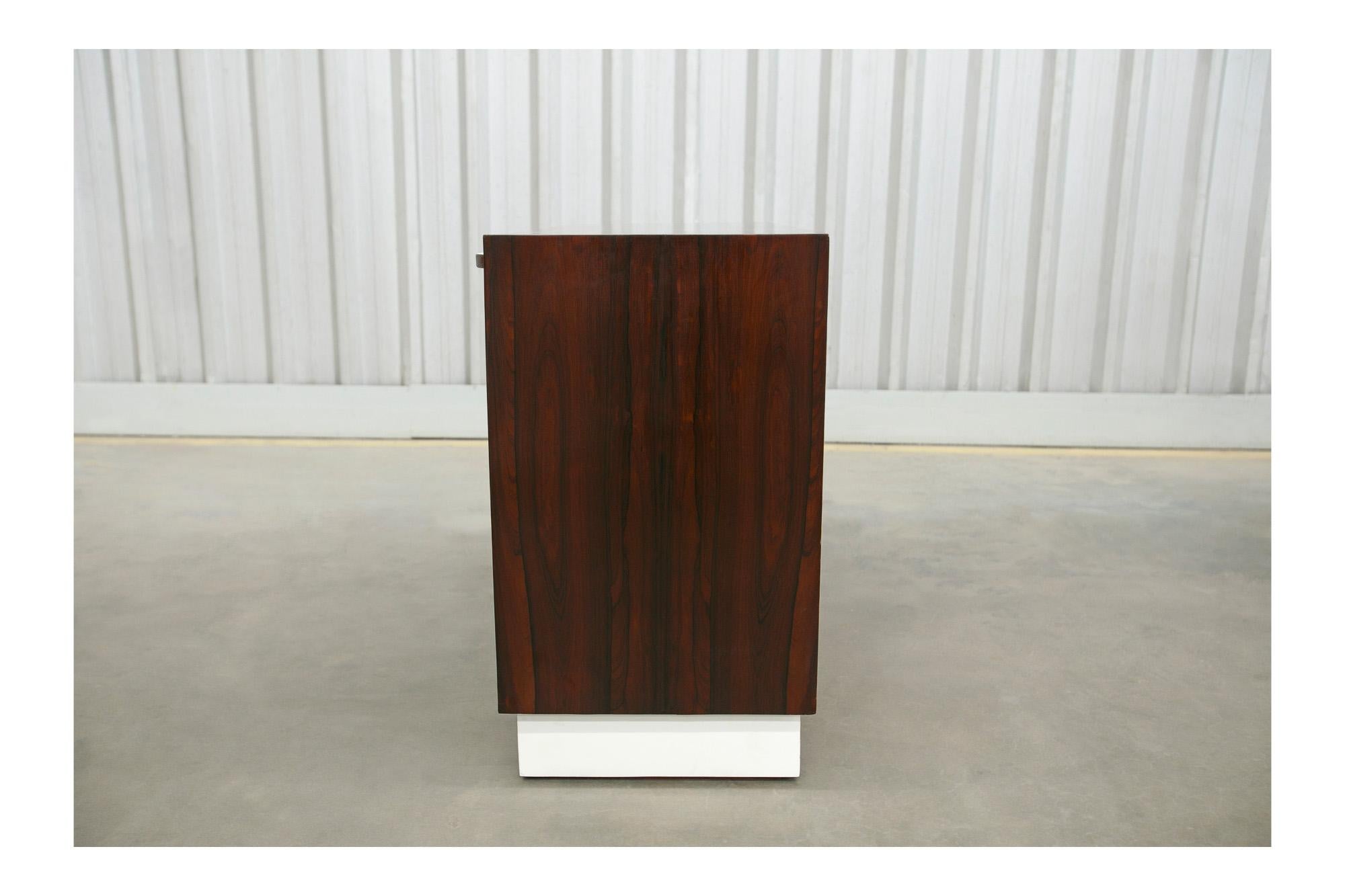 Buffet moderne brésilien en bois dur par Ando & Cia, Brésil, années 1960 Bon état - En vente à New York, NY