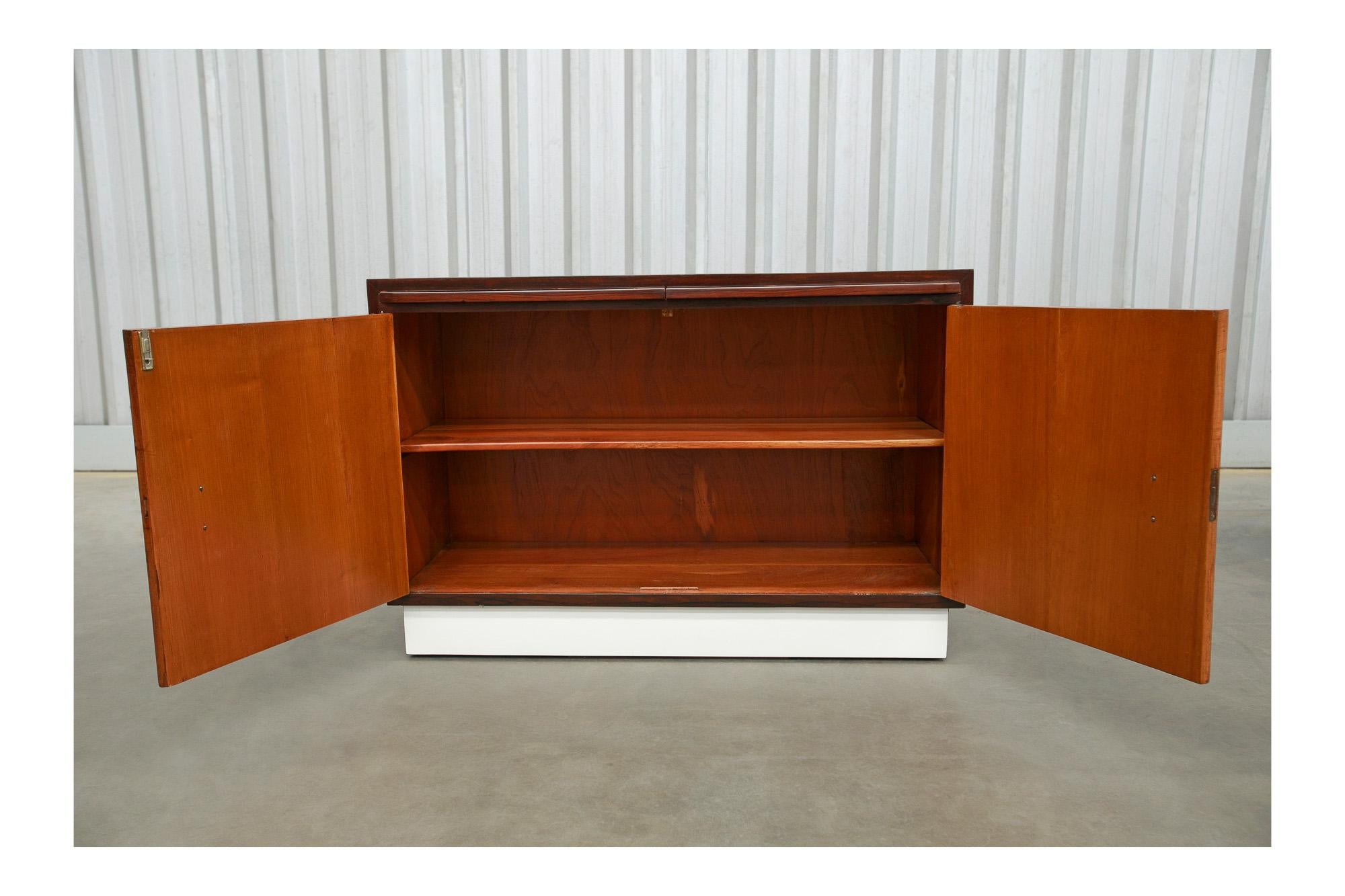 Buffet moderne brésilien en bois dur par Ando & Cia, Brésil, années 1960 en vente 1