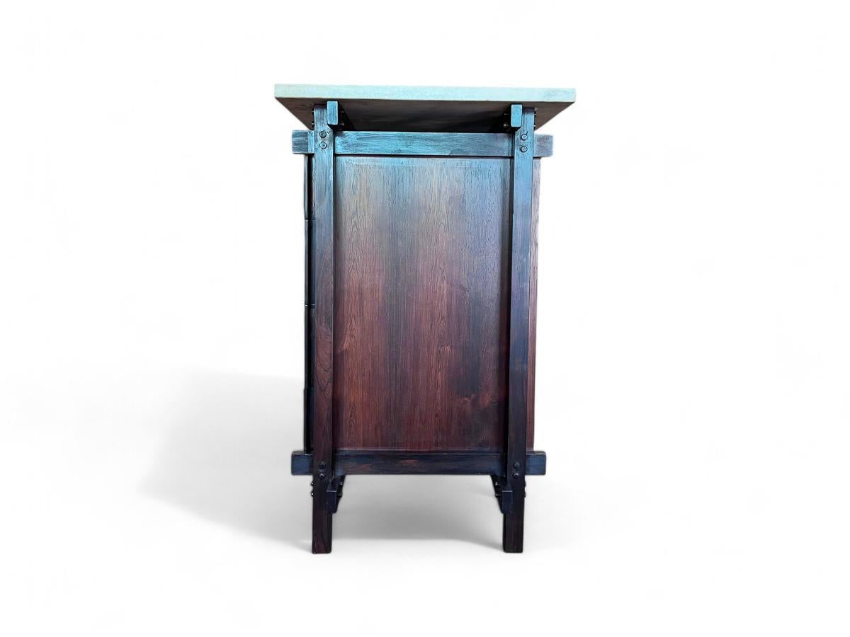 Buffet ou coffre moderne brésilien en bois de feuillus et marbre par Tora, vers les années 1960 en vente 3