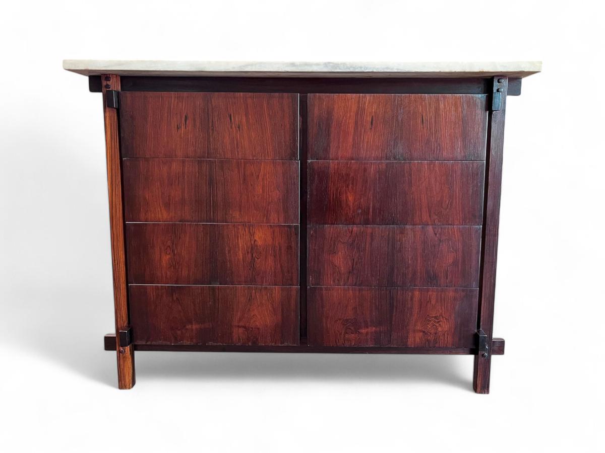 Disponible aujourd'hui, ce buffet/commode moderne brésilien en bois de rose et marbre par Tora, vers les années 1960, n'est rien de moins que spectaculaire !

Doté de deux portes et de tiroirs spacieux, ce meuble polyvalent peut être utilisé comme